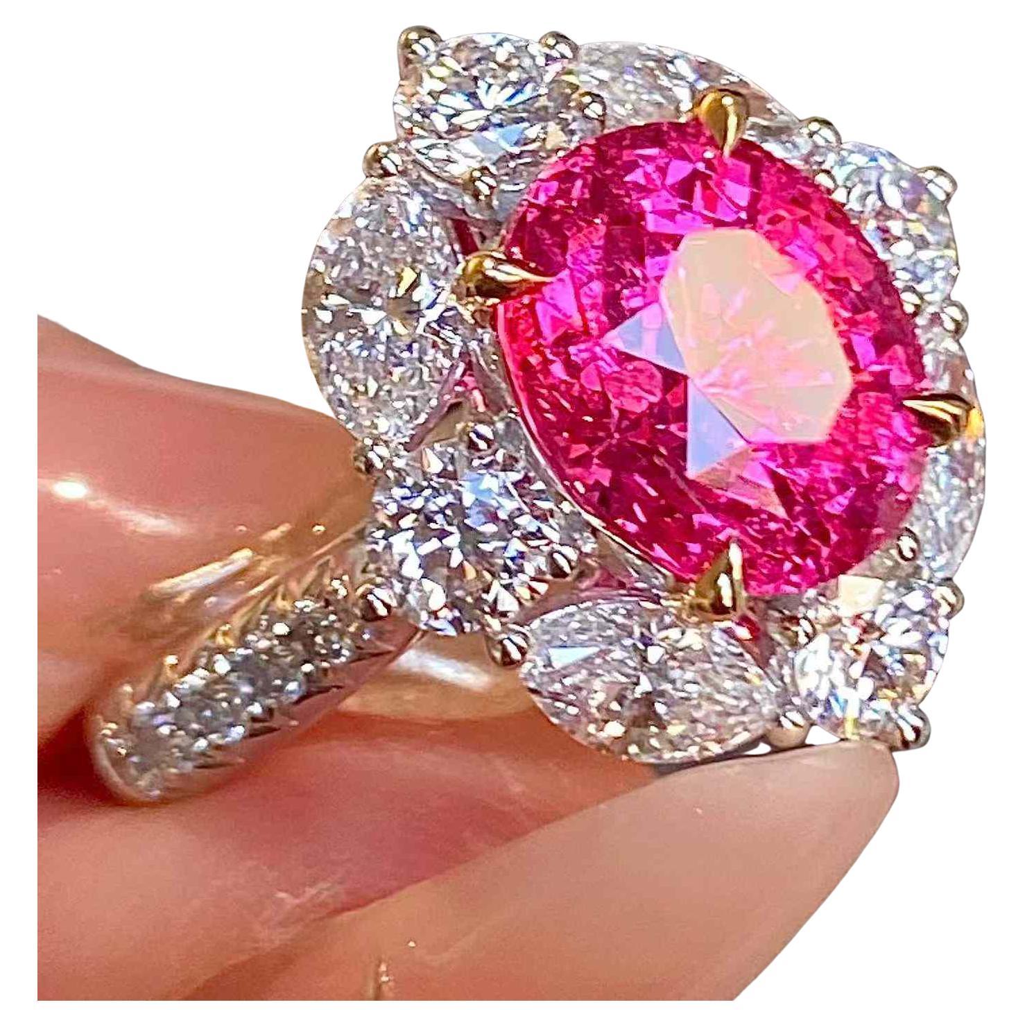 Anillo Halo de Espinela de 4 ct con Diamante Blanco de 2,20 ct en Oro Blanco de 18k en venta