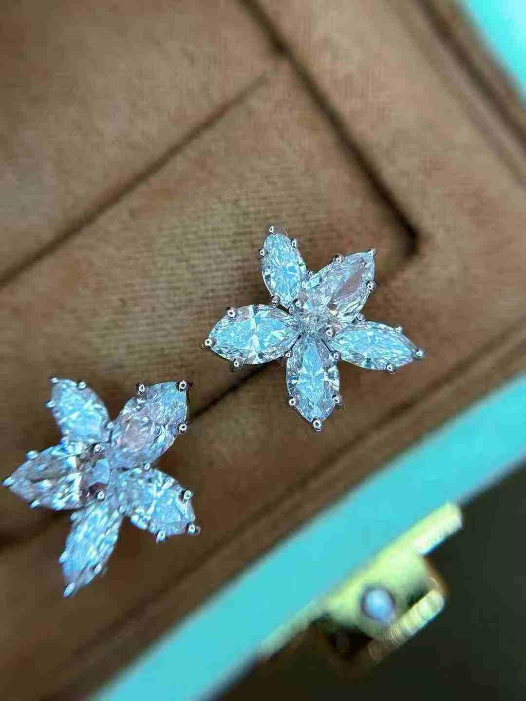 4ct White Diamond Large Stud Earrings in vendita 4