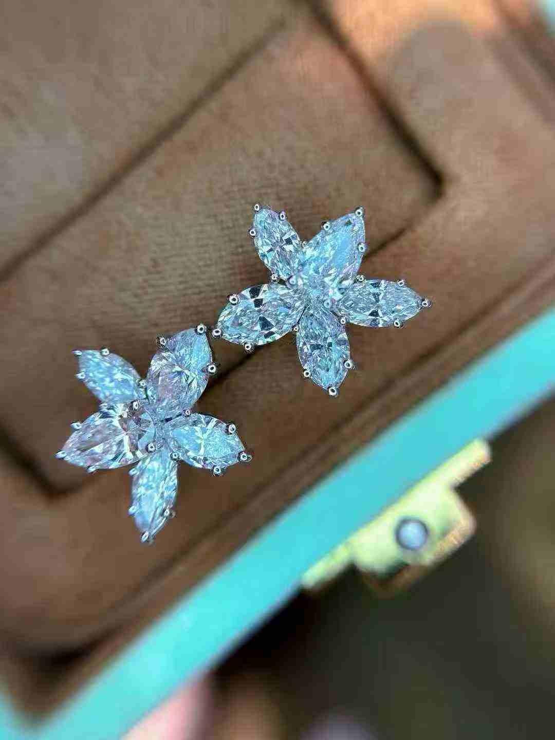 4ct White Diamond Large Stud Earrings in vendita 7