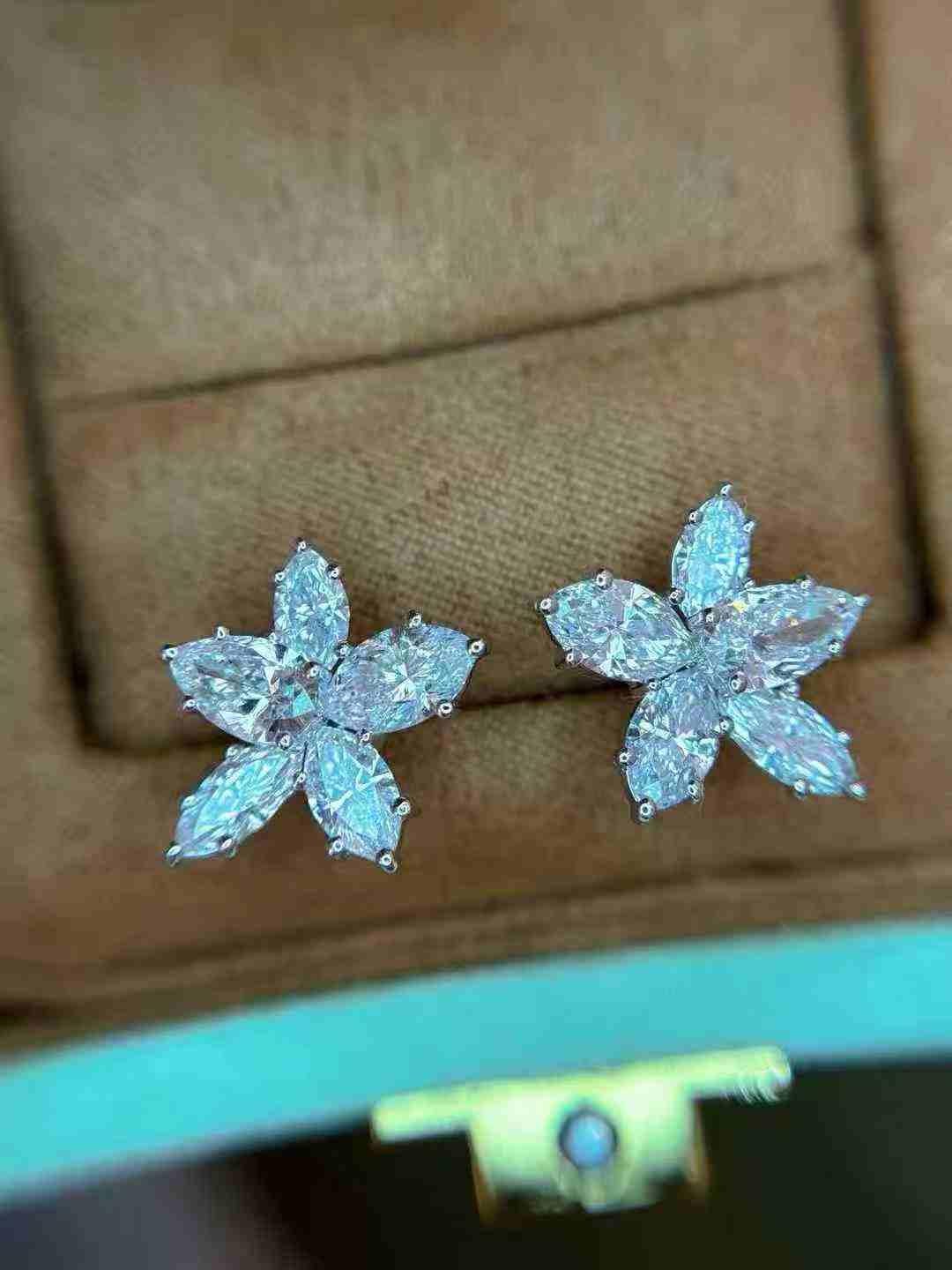 4ct White Diamond Large Stud Earrings in vendita 8