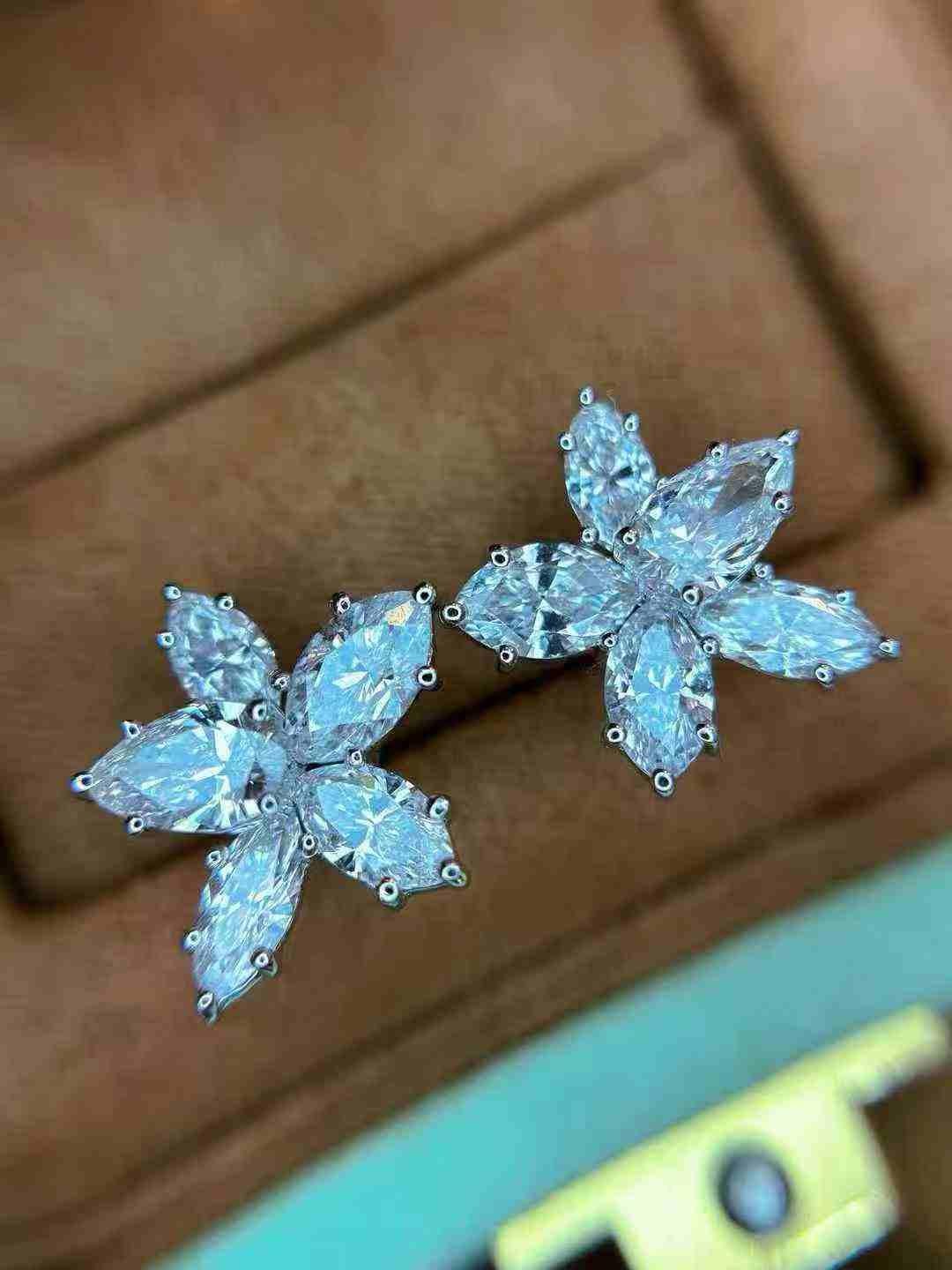 4ct White Diamond Large Stud Earrings in vendita 11