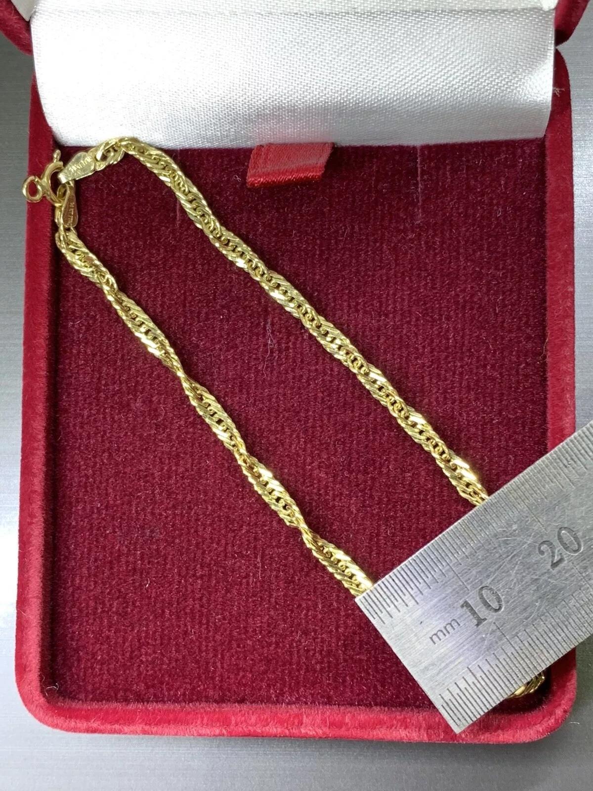 Bracelet en or jaune 14ct avec chaîne torsadée de Singapour.
Bracelet Curb cuban chinky en or jaune 14ct 
Poinçonné.
Longueur 7 pouces.
Poids 2,8g.
Évaluation incluse, livré avec sac.
Ajoutez une touche de luxe à votre collection de bijoux avec ce