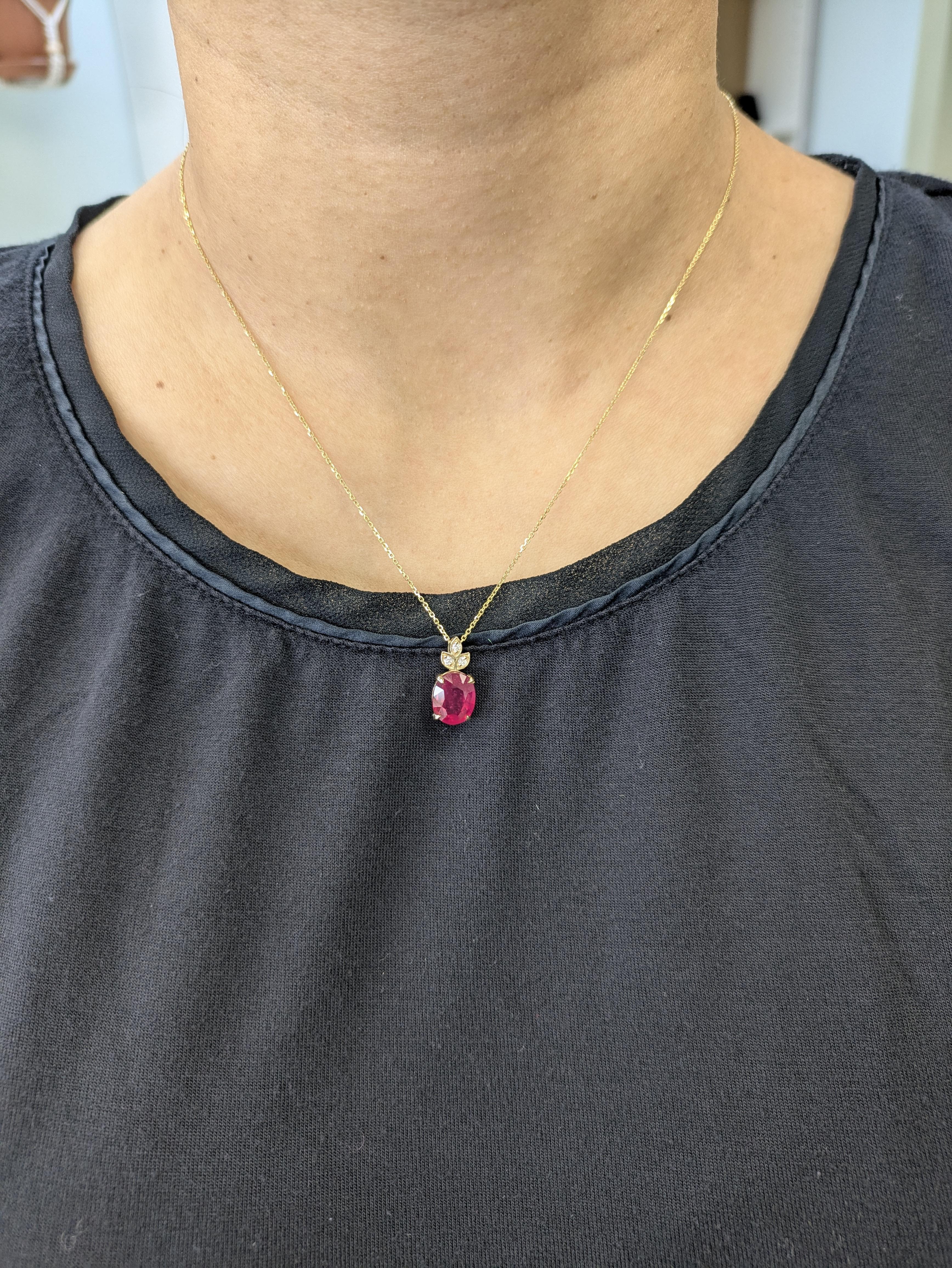 D'une beauté intemporelle, ce pendentif délicat est orné d'un superbe rubis de Madagascar de 4,04 carats de taille ovale, serti dans de l'or jaune 14k massif. Rehaussé de diamants étincelants extraits de la terre, ce pendentif à coulisse constitue