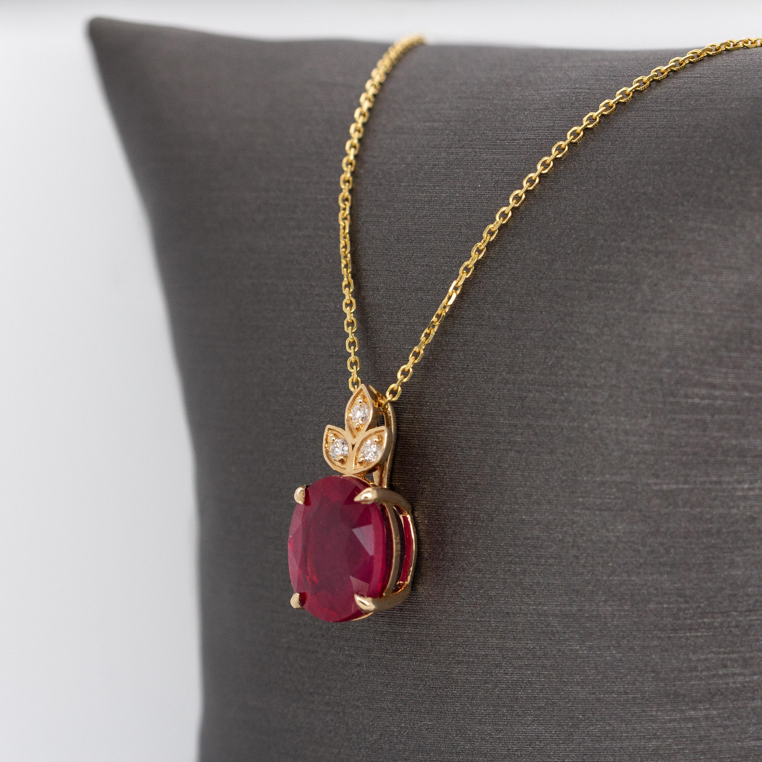 Taille ovale Pendentif en or massif 14K avec rubis de Madagascar de 4cts et accents de diamants naturels en vente