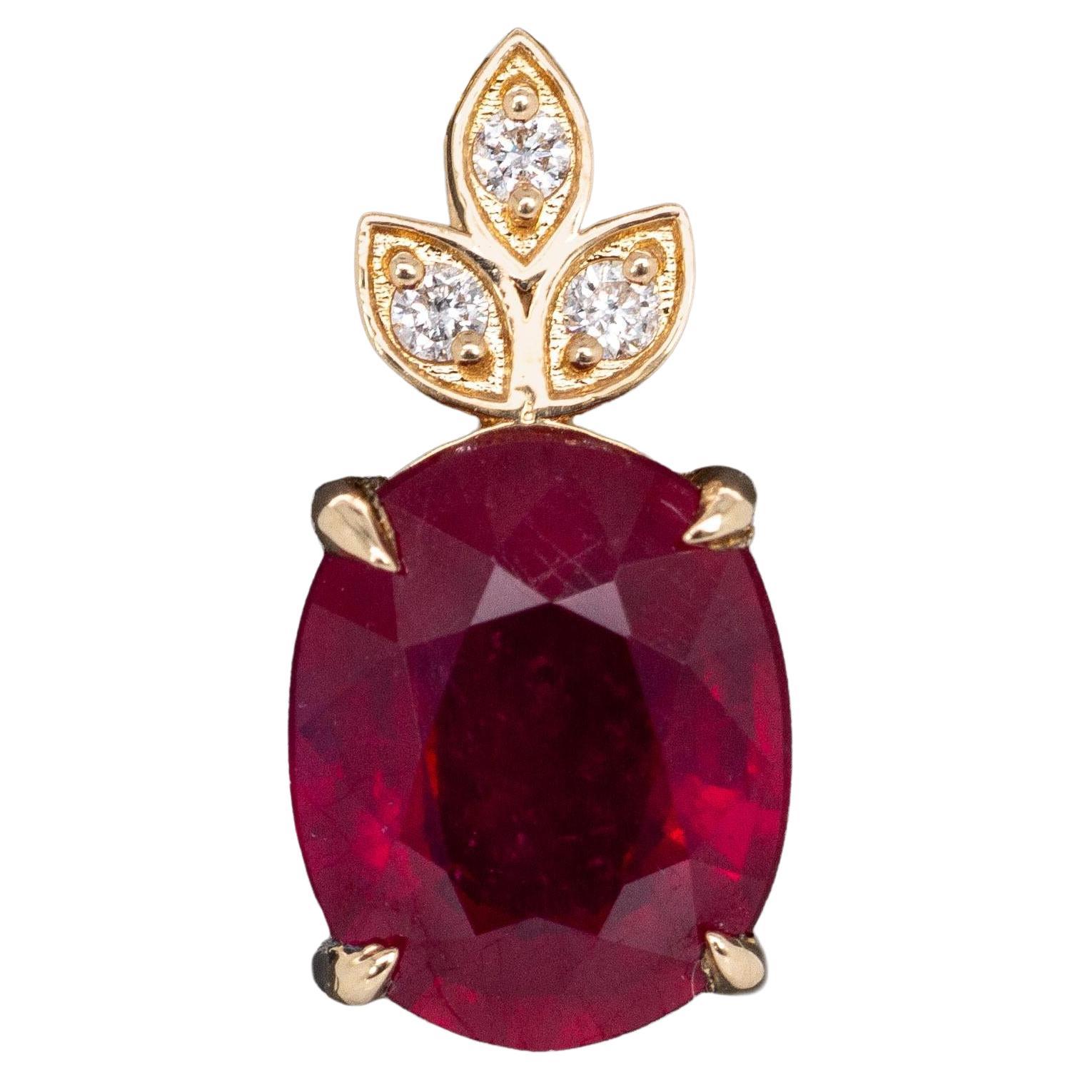 Pendentif en or massif 14K avec rubis de Madagascar de 4cts et accents de diamants naturels en vente