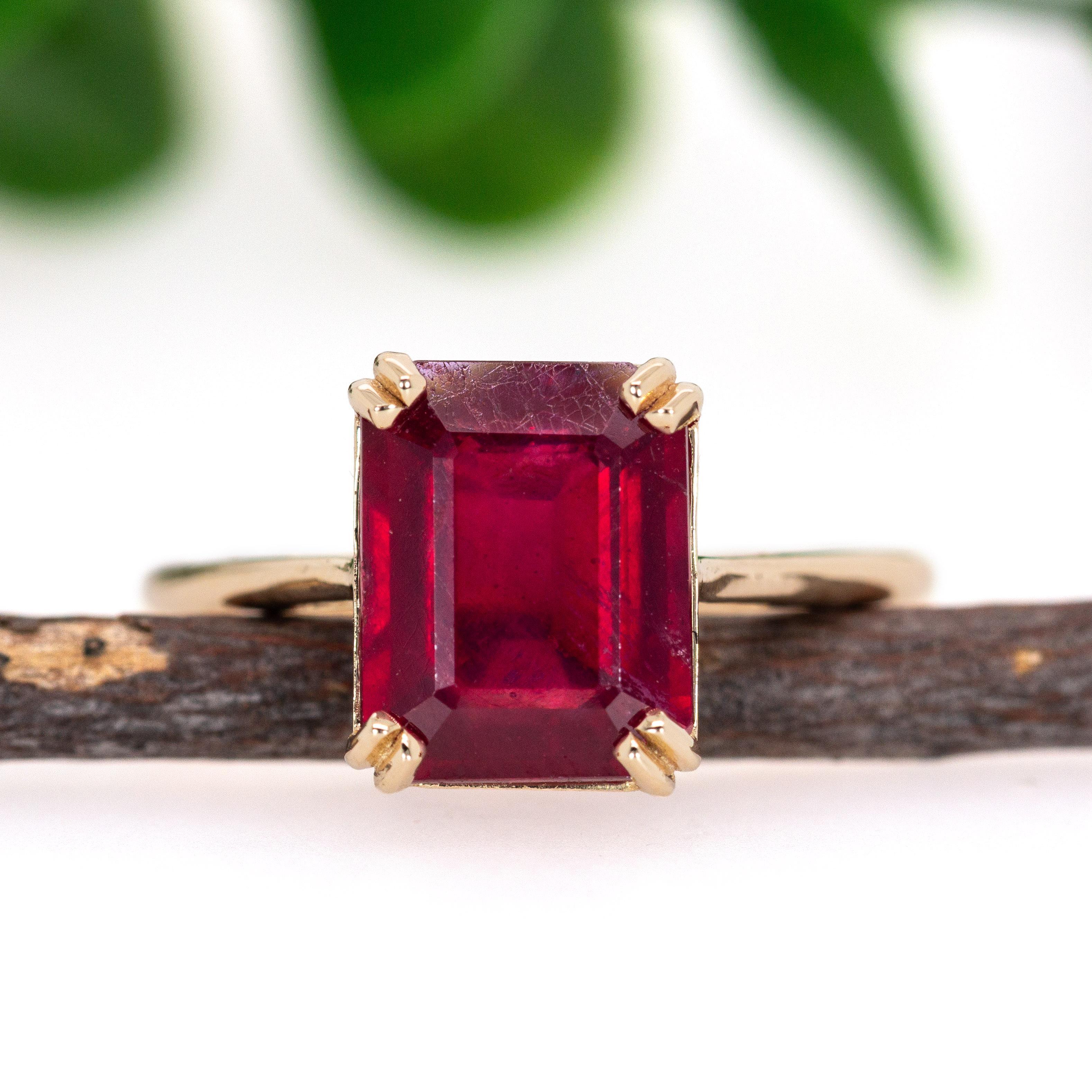 Art déco Bague solitaire 4cts en or jaune 14K avec rubis de Madagascar  EM 9x7mm en vente