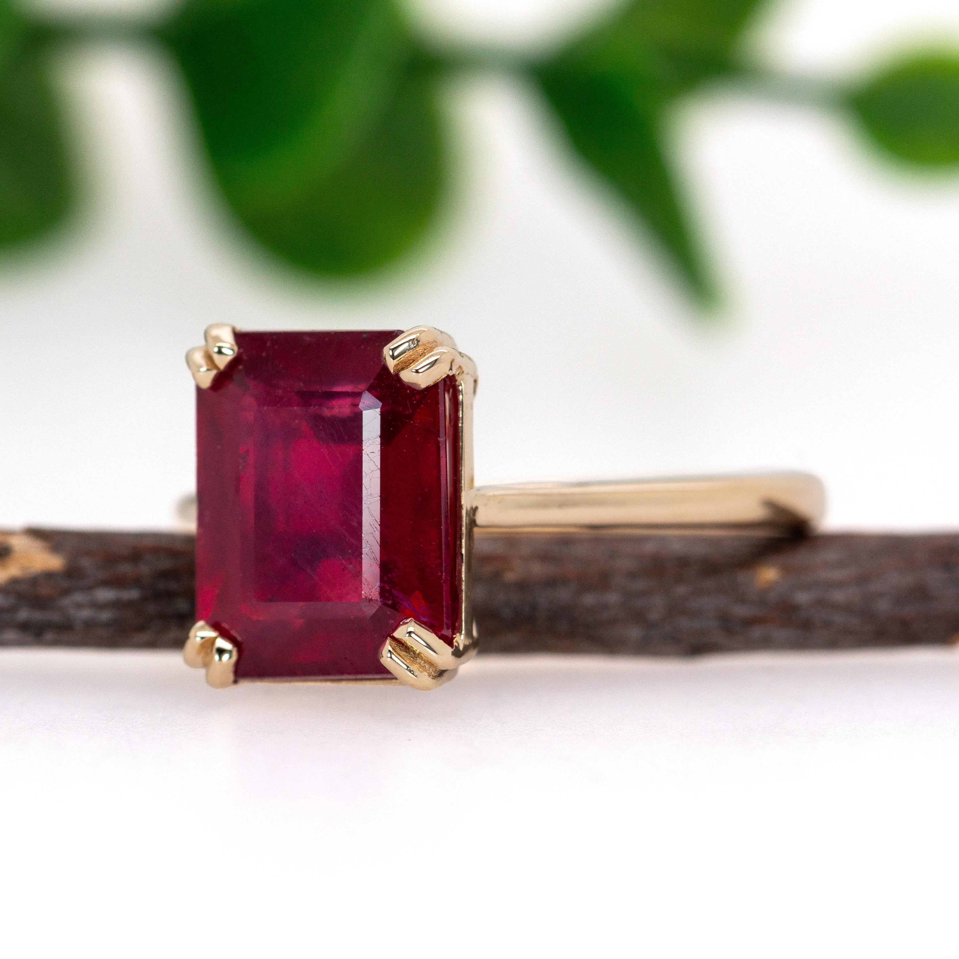 Taille émeraude Bague solitaire 4cts en or jaune 14K avec rubis de Madagascar  EM 9x7mm en vente