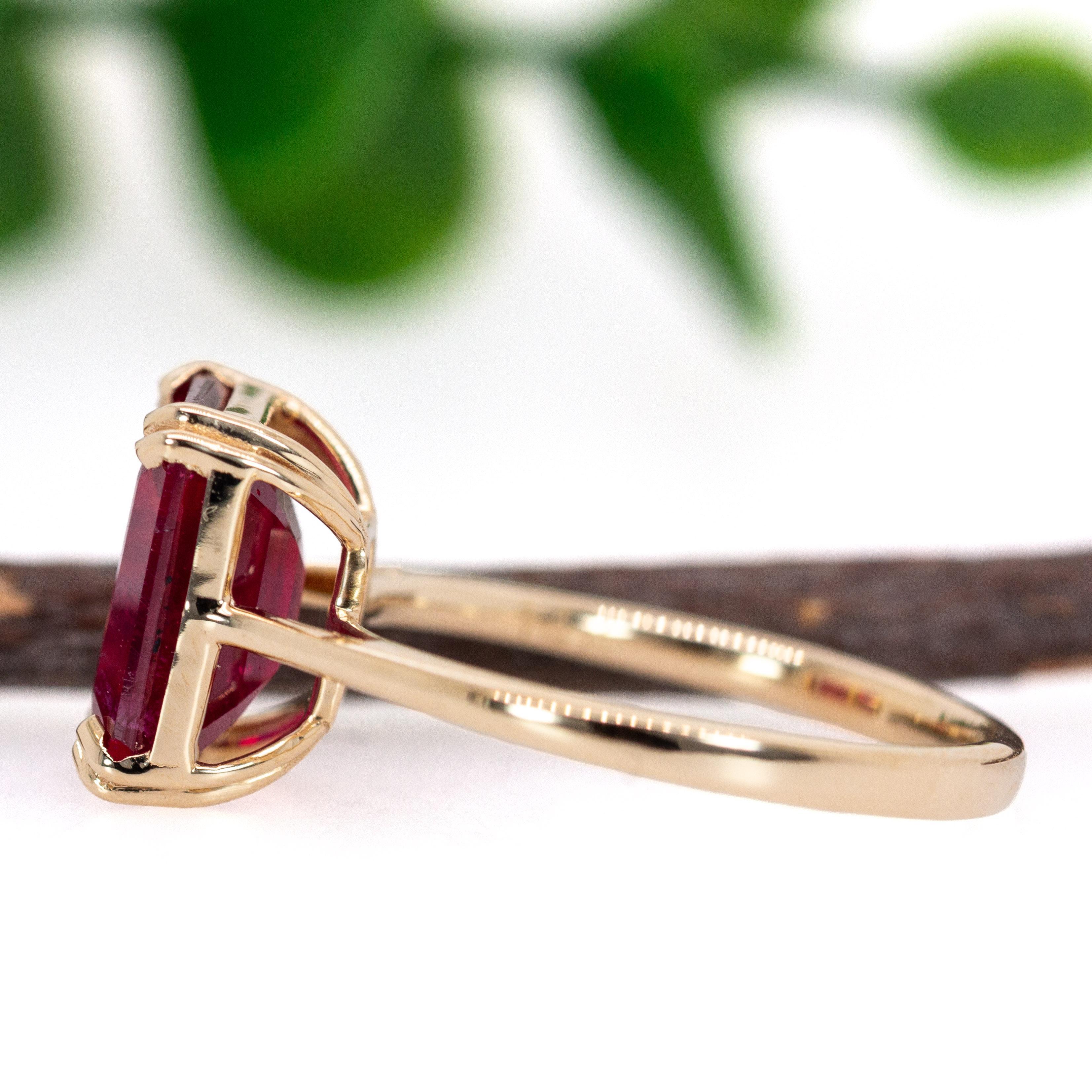 Bague solitaire 4cts en or jaune 14K avec rubis de Madagascar  EM 9x7mm Pour femmes en vente