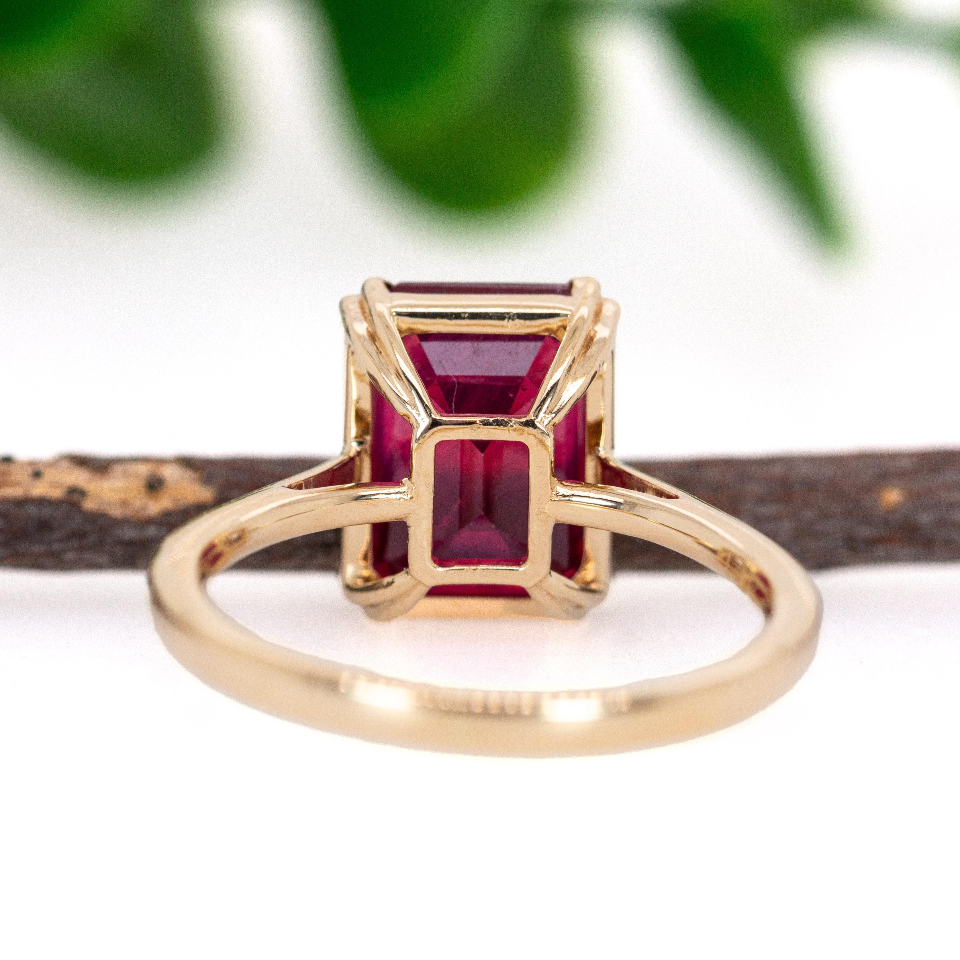Bague solitaire 4cts en or jaune 14K avec rubis de Madagascar  EM 9x7mm en vente 1