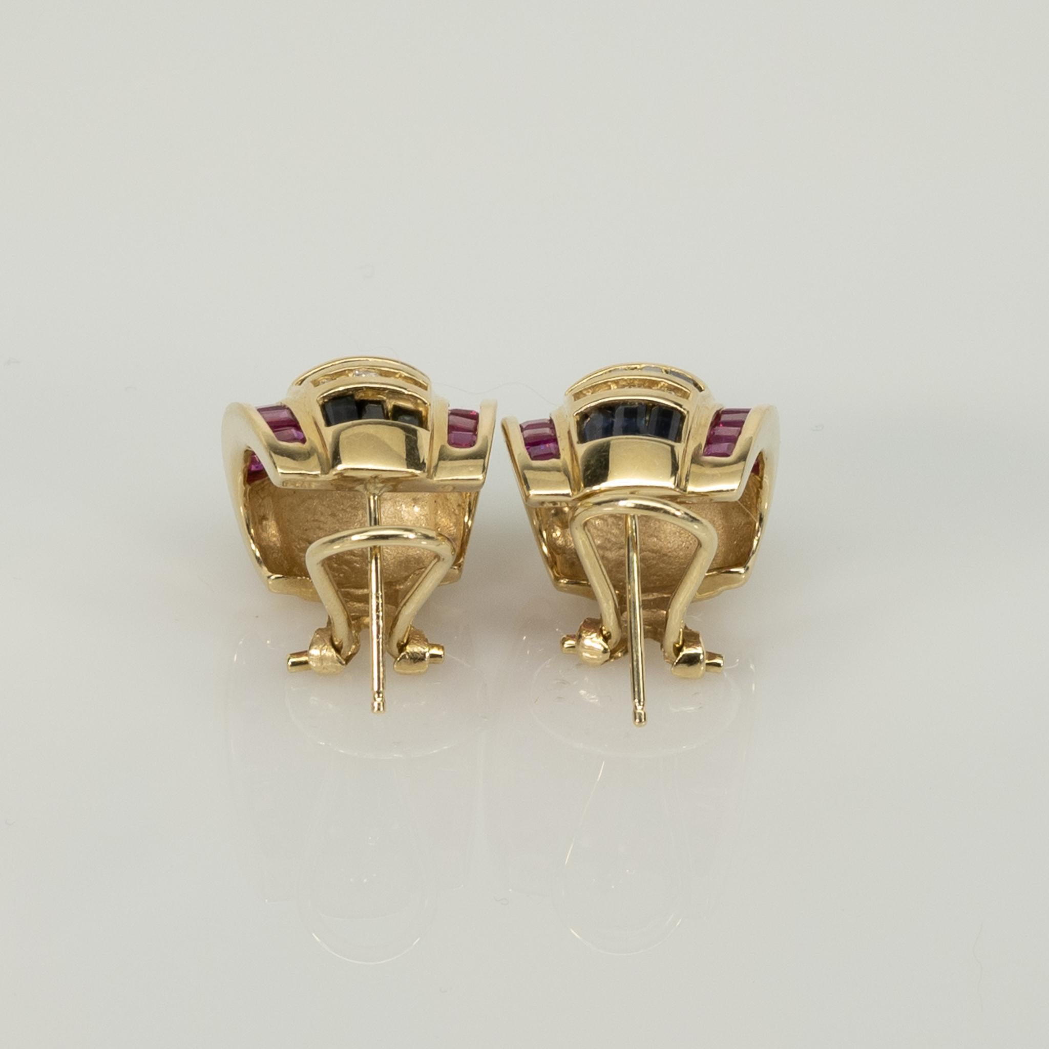 4ctw Saphir Rubin & Diamant 14k Gelbgold Ohrringe Omega zurück (Carréeschliff)