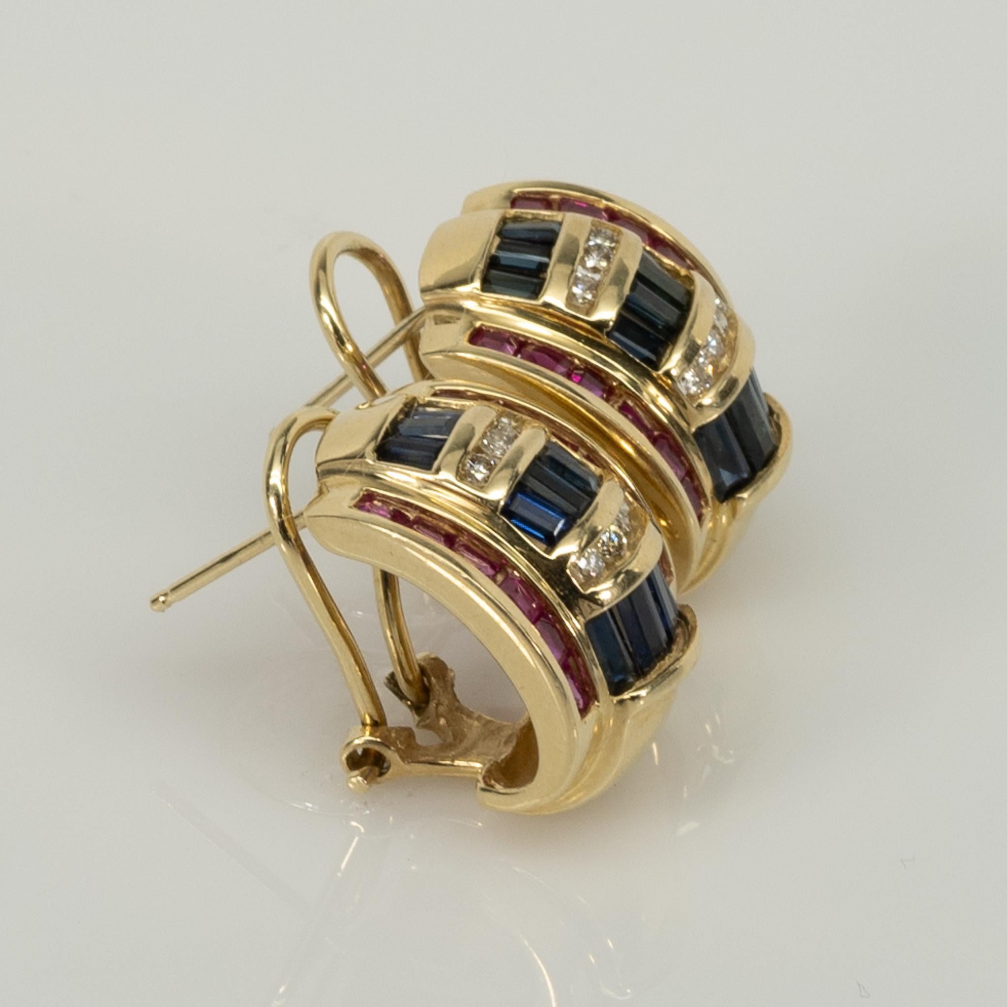 4ctw Saphir Rubin & Diamant 14k Gelbgold Ohrringe Omega zurück im Zustand „Hervorragend“ in Addison, TX