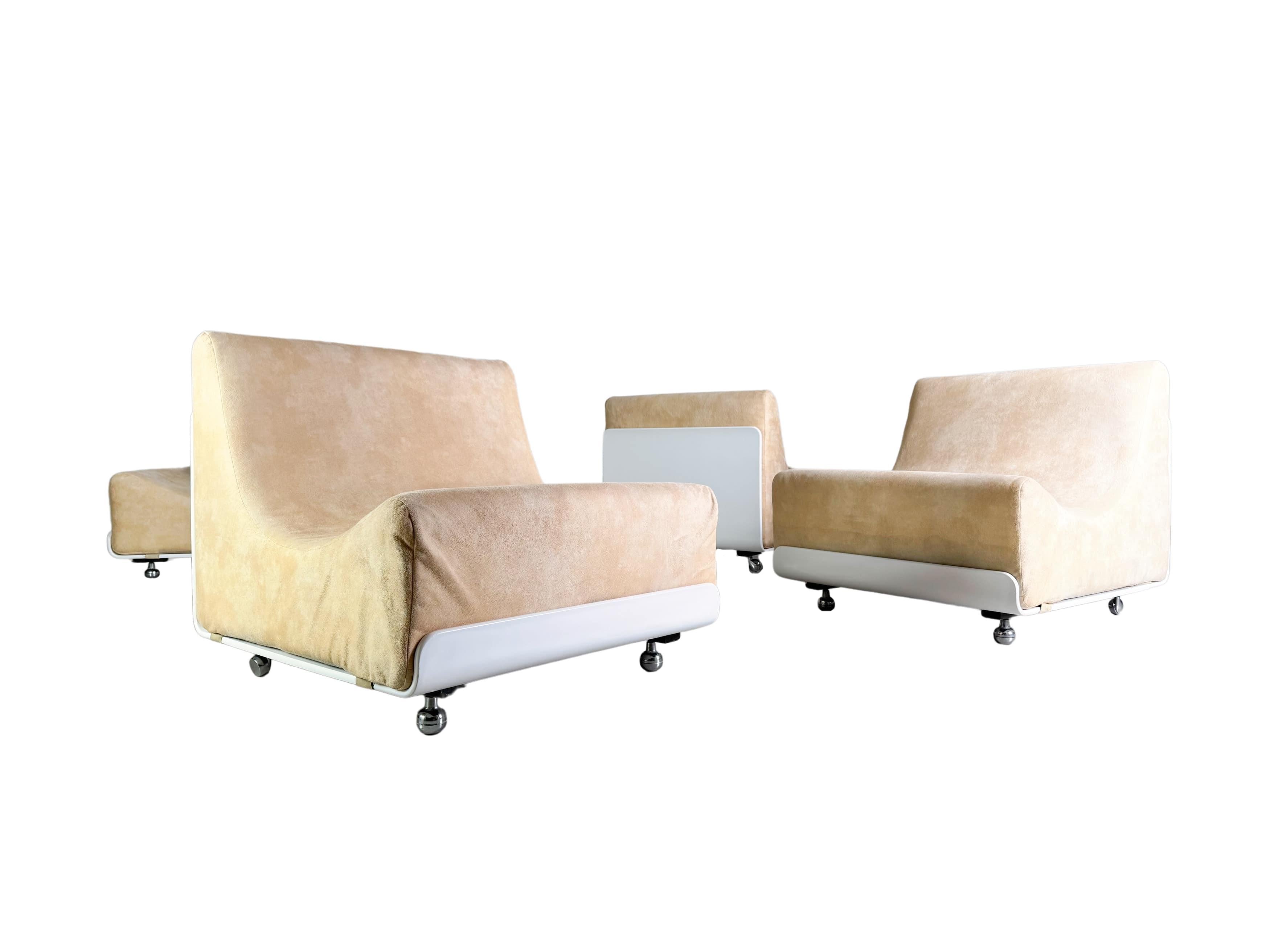Wir bieten vier wunderschöne Vintage Sofa Module von COR aus den 1960er Jahren zum Verkauf an. Das Design stammt von Luigi Colani und wurde unter dem Modellnamen 