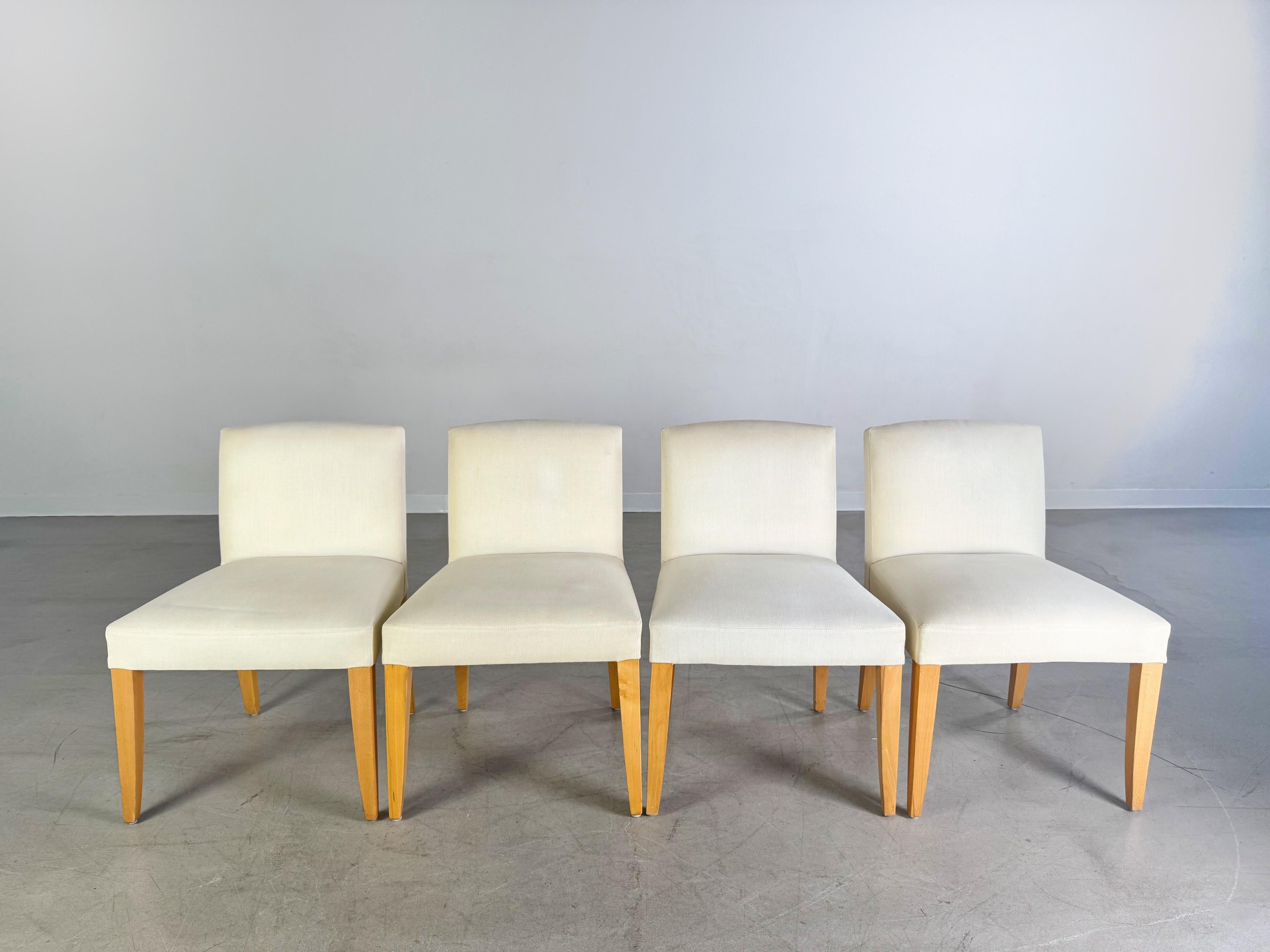 Wir bieten ein seltenes und schönes 4er Set Polsterstühle zum Verkauf an. Les produits sont issus du label de design espagnol Gaston Y Daniela, qui s'est spécialisé dans la fabrication de produits de haute qualité. Grâce à leur grande surface