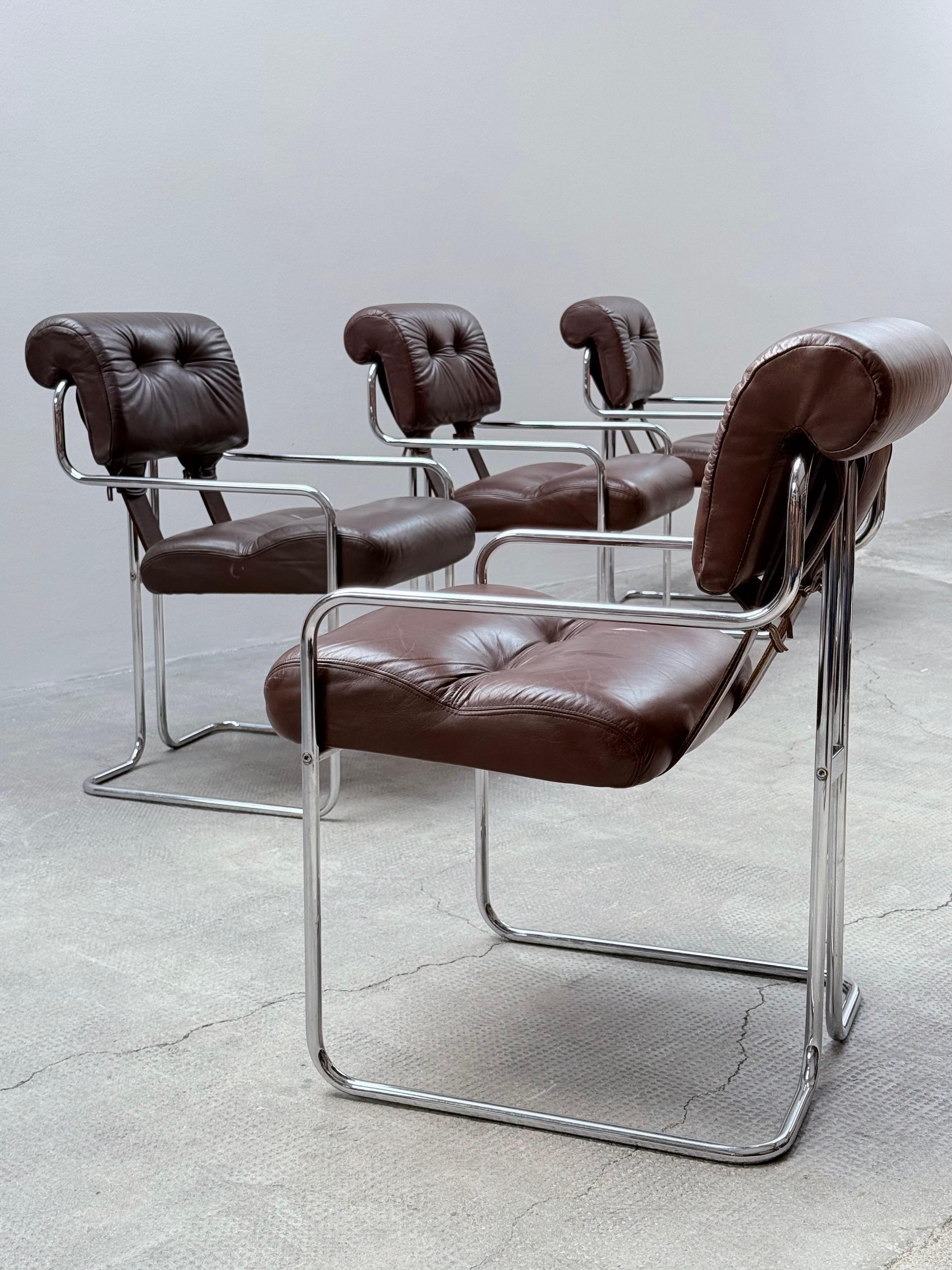 Magnifique ensemble de 4 lampes Tucroma en Lederer brun, noir et chromé de Guido Faleschini pour i4Mariani Pace, Italie 1970er Jahre.

Einzigartiges Design mit feinstem Leder und Ösen mit Lederriemen auf Stahlrohrgestell und unbeschreiblich bequem