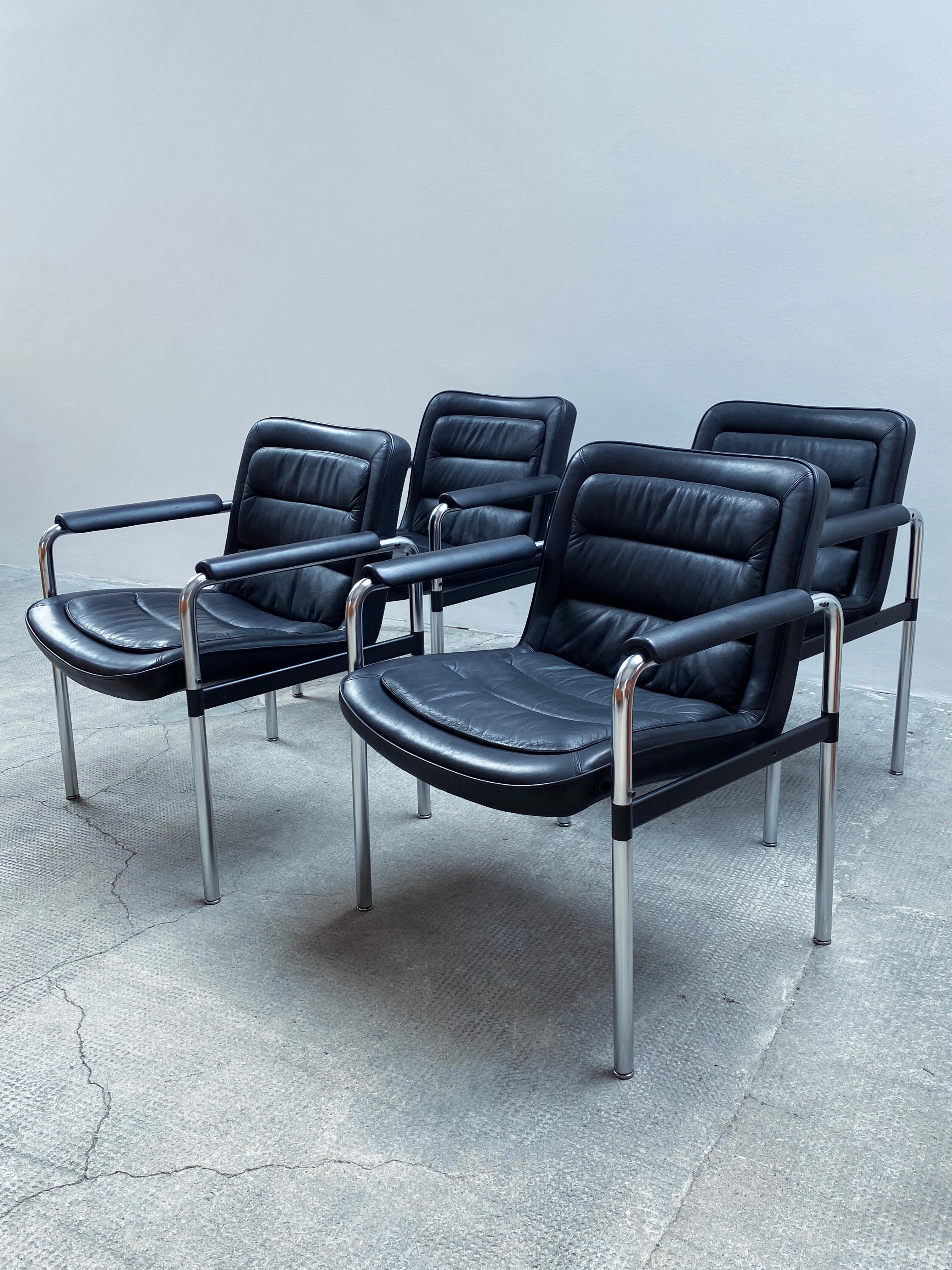 Set of 4 very massive and high quality „8400“ office chairs in black leather soft pad seat cushions and chromed tubular steel frame designed from Dutch designer Jørgen Kastholm for Kusch & Co., Germany 1970s

Very comfortable to sit on.



Designer: