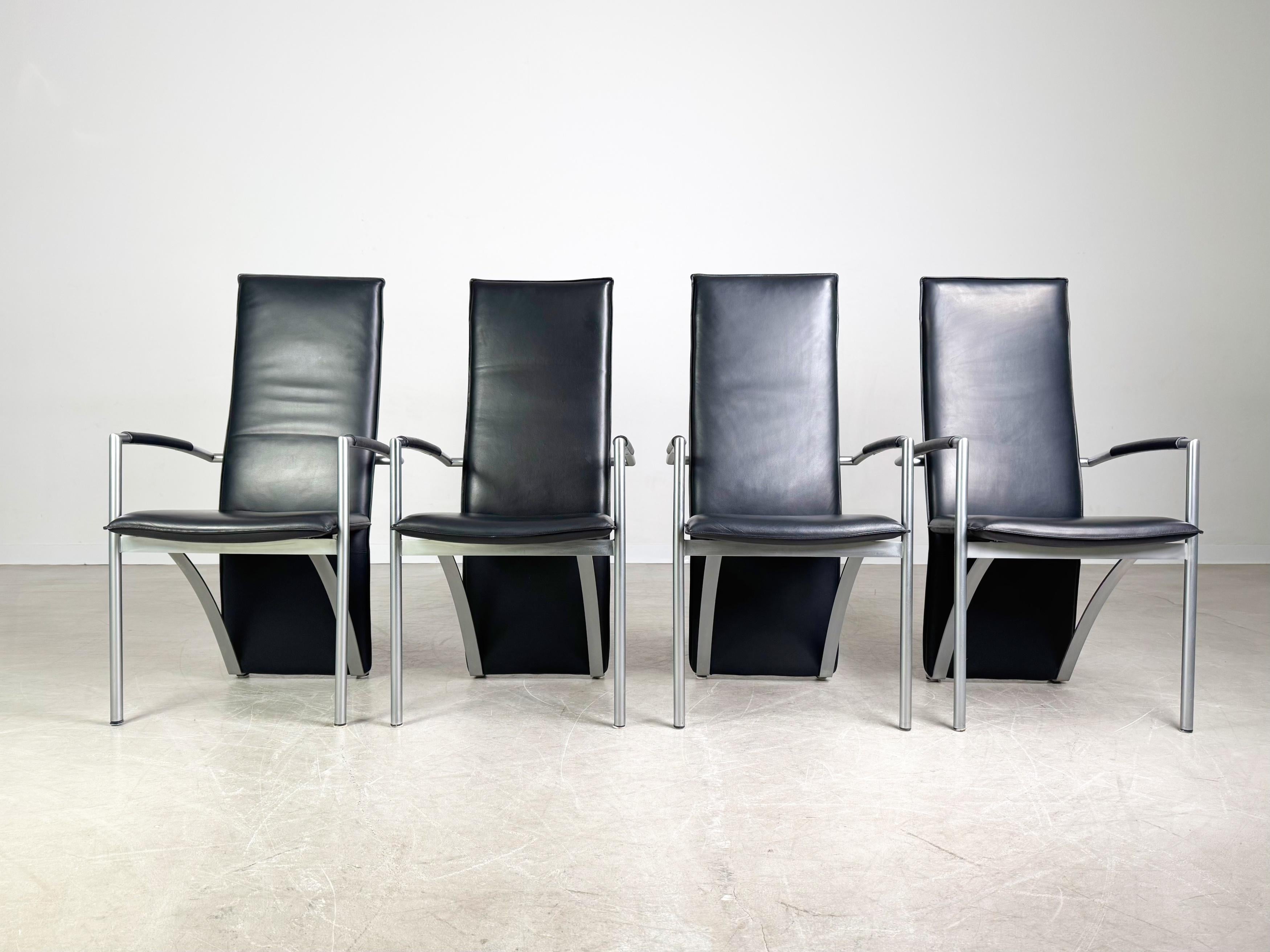 Te ofrecemos un maravilloso Juego de 4 RST4 Stühle de Ronald Schmitt para comprar. Las bandejas fabricadas en Alemania (Heidelberg) se caracterizan por un grosor de la capa de fibra de vidrio de alta calidad, de color negro, y se distinguen por su