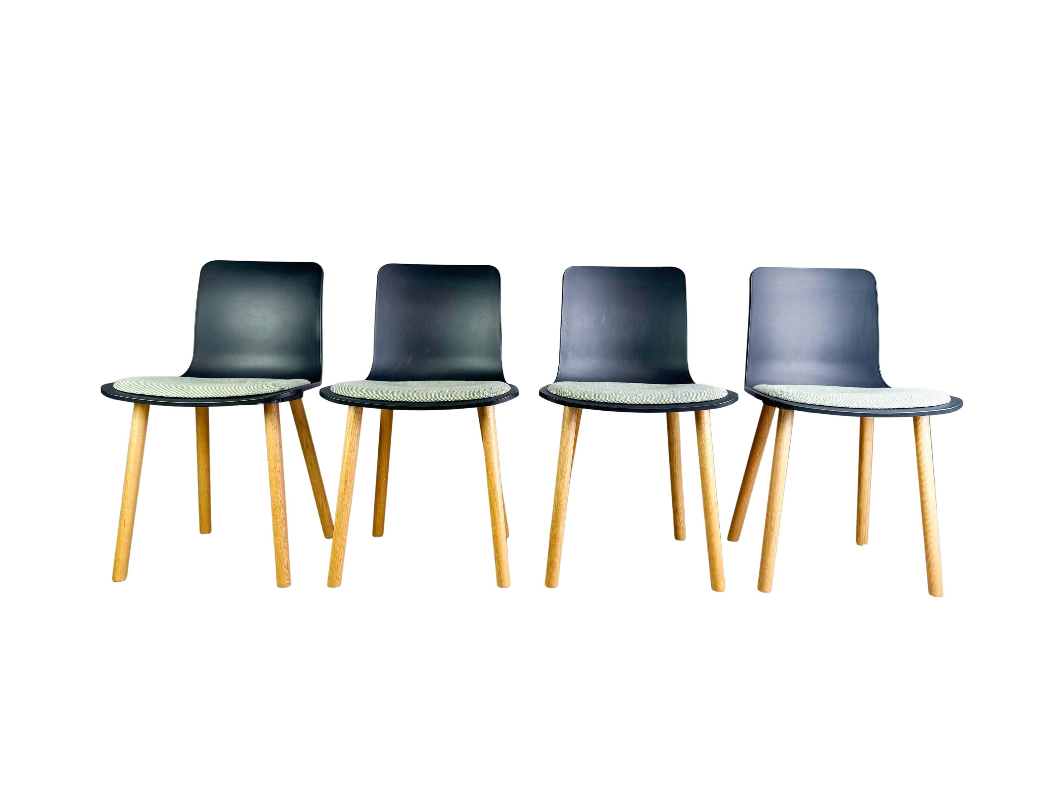 Wir bieten ein wunderschönes 4er Set Vitra HAL Wood Stühle mit Sitzpolstern zum Verkauf an. Die Stühle stammen aus dem Jahr 2021 und weisen nur geringe Gebrauchsspuren auf. Insgesamt haben wir 12 Stück im Sortiment, wobei sich diese Anzeige auf ein
