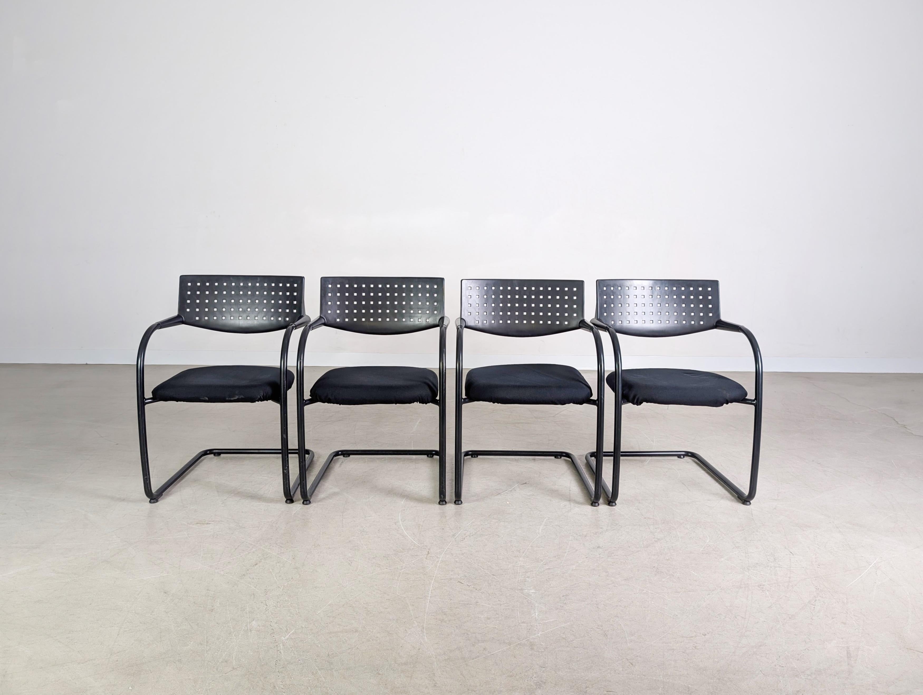 Wir bieten vier von insgesamt zehn Vitra Visavis Stühlen zum Verkauf an. En ce qui concerne les pierres, l'accent est mis sur la meilleure version, dans laquelle toutes les pièces sont de couleur noire. Le prix s'applique à l'ensemble de 4 pièces.