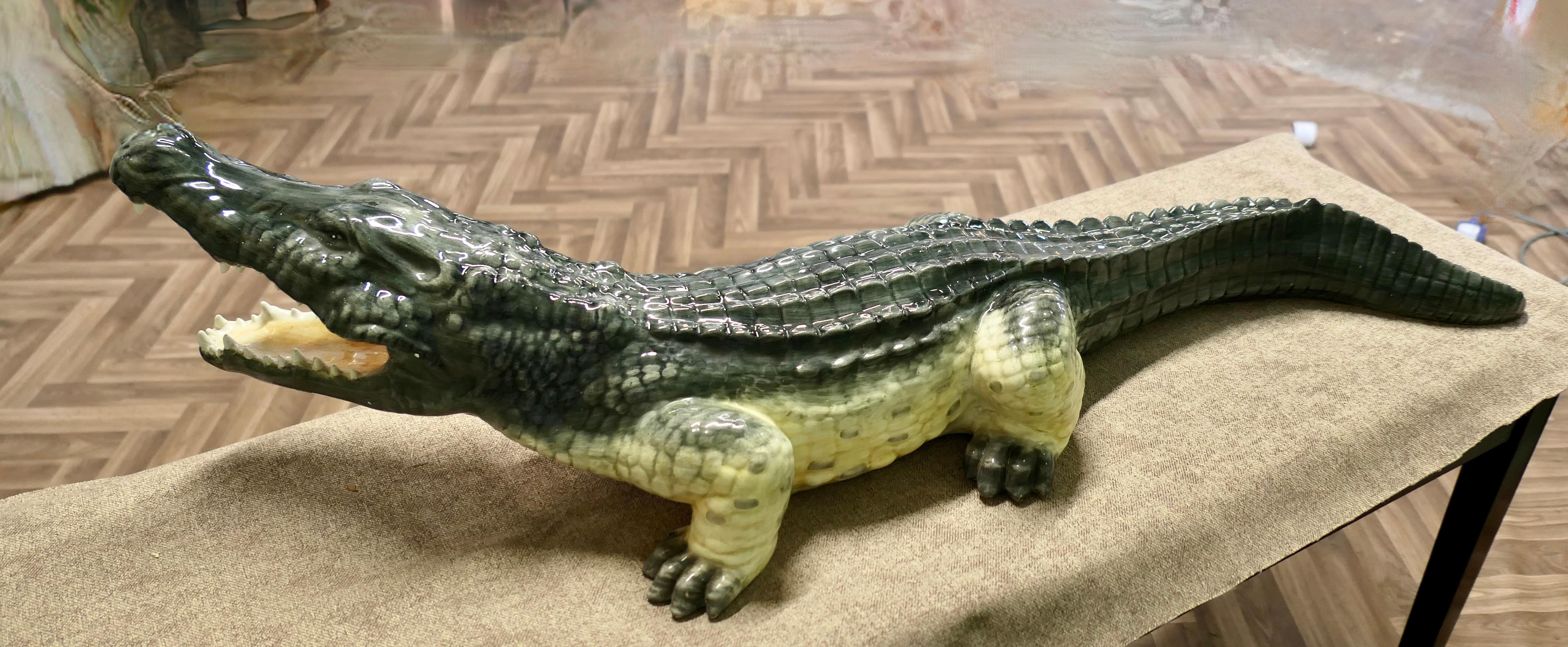 Coccodrillo di maiolica italiano Hand Made lungo 4 piedi    Questo è un pezzo unico fatto a mano In condizioni buone in vendita a Godshill, Isle of Wight