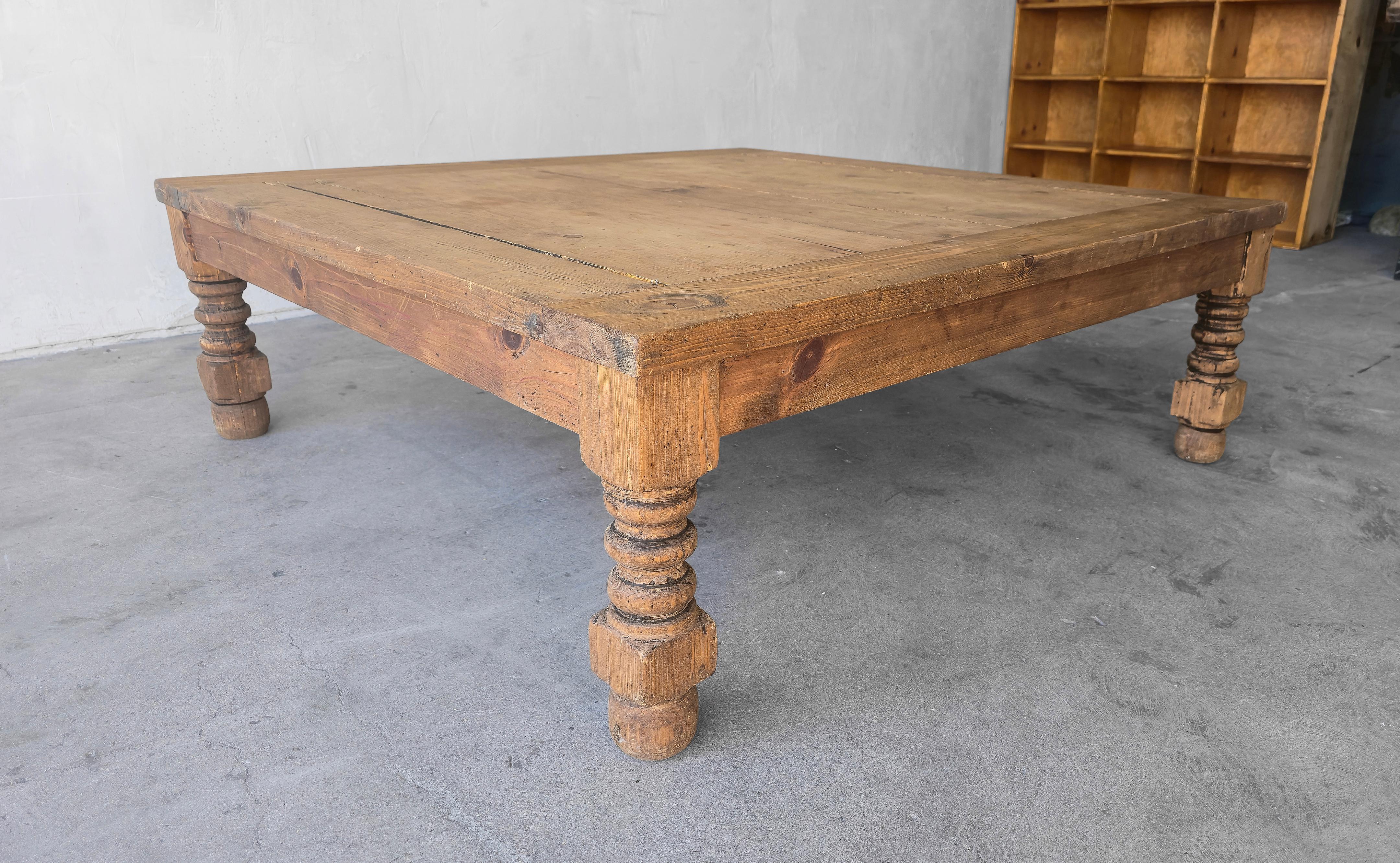Si le style wabi et rustique est votre style de décoration, cette simple table basse carrée en bois de pin antique avec un plateau en planches et des pieds tournés à la main est un excellent meuble fonctionnel.  Le plateau de la table est en bois