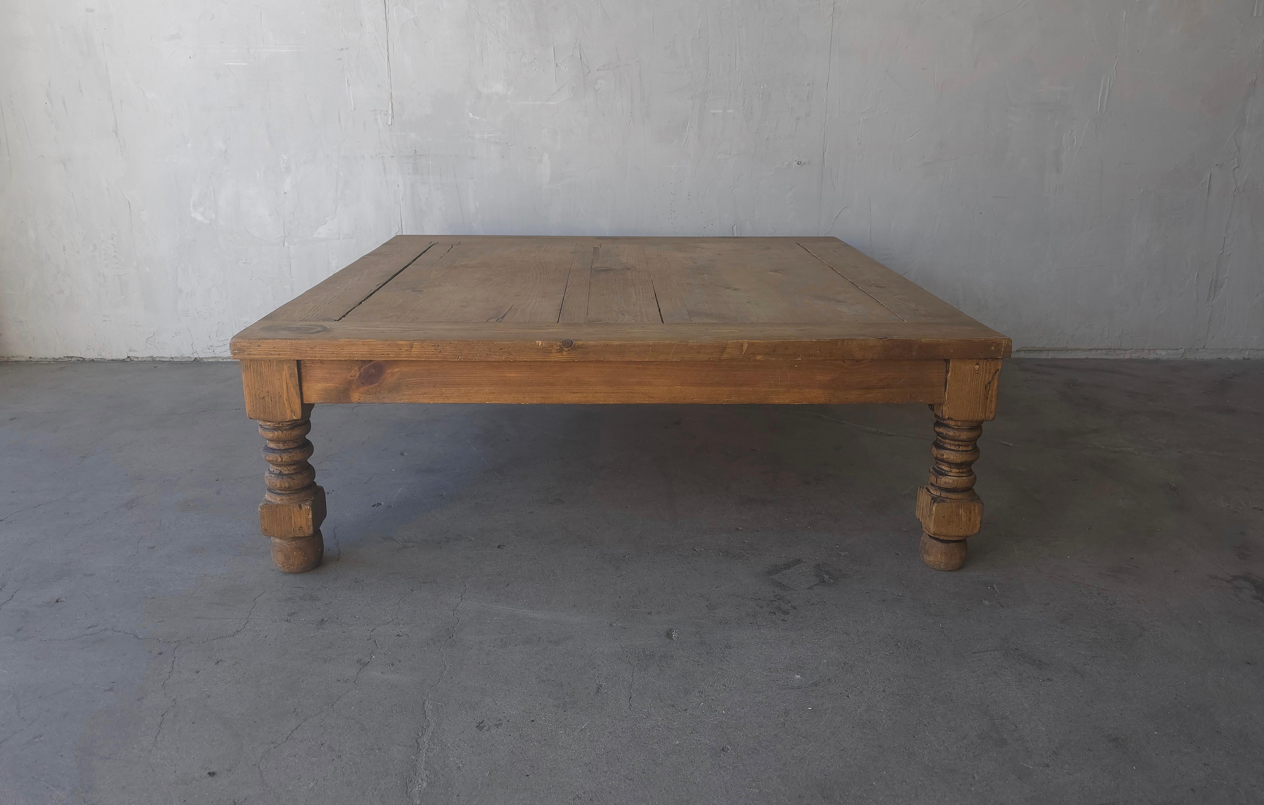 Table basse en pin anglais rustique et antique de 4ft Square Bon état - En vente à Las Vegas, NV