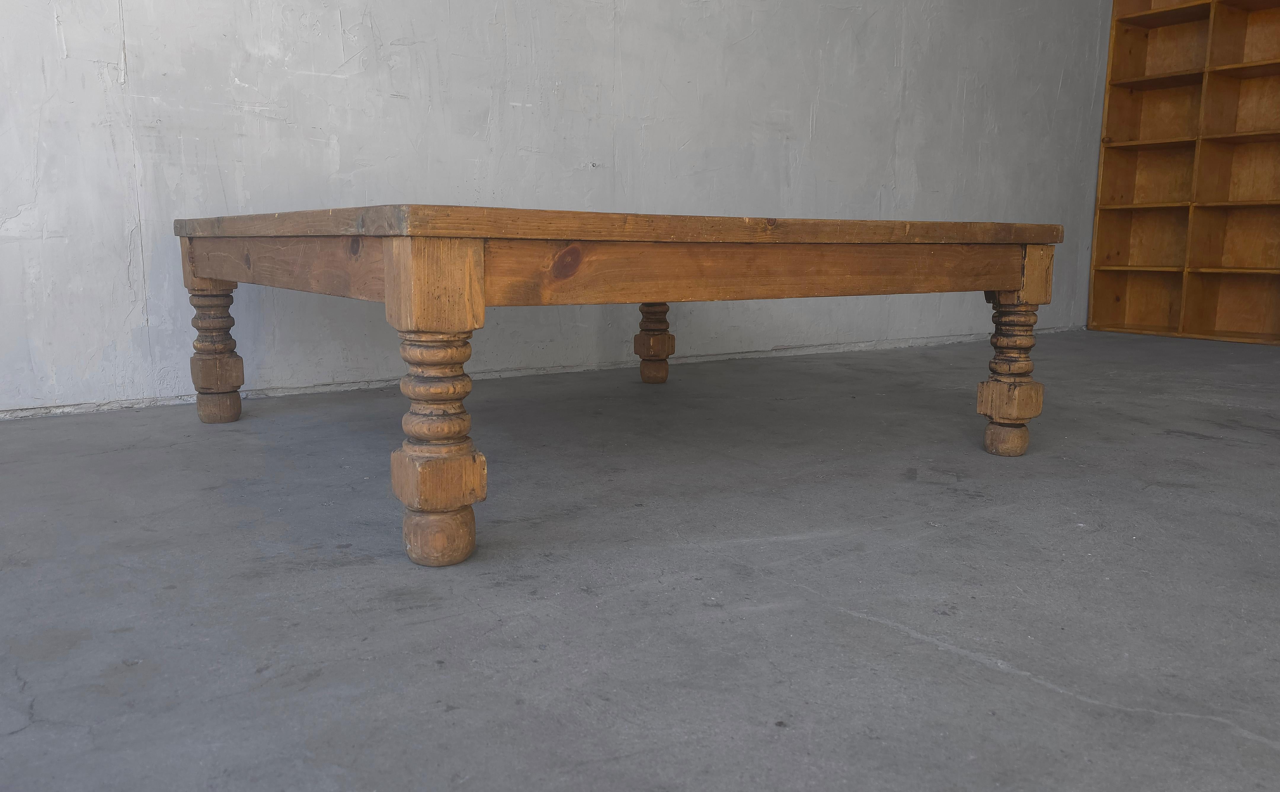 20ième siècle Table basse en pin anglais rustique et antique de 4ft Square en vente
