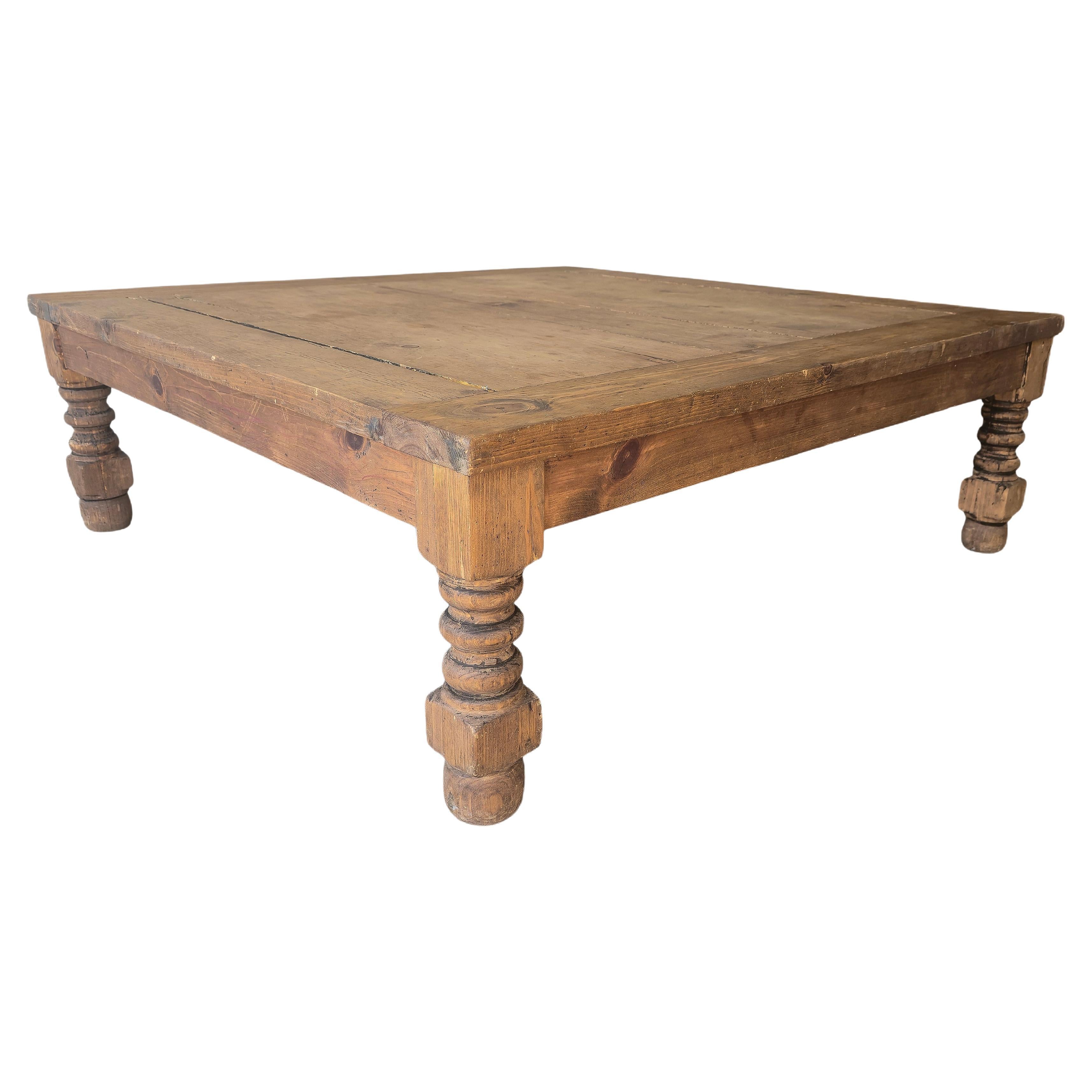 Table basse en pin anglais rustique et antique de 4ft Square