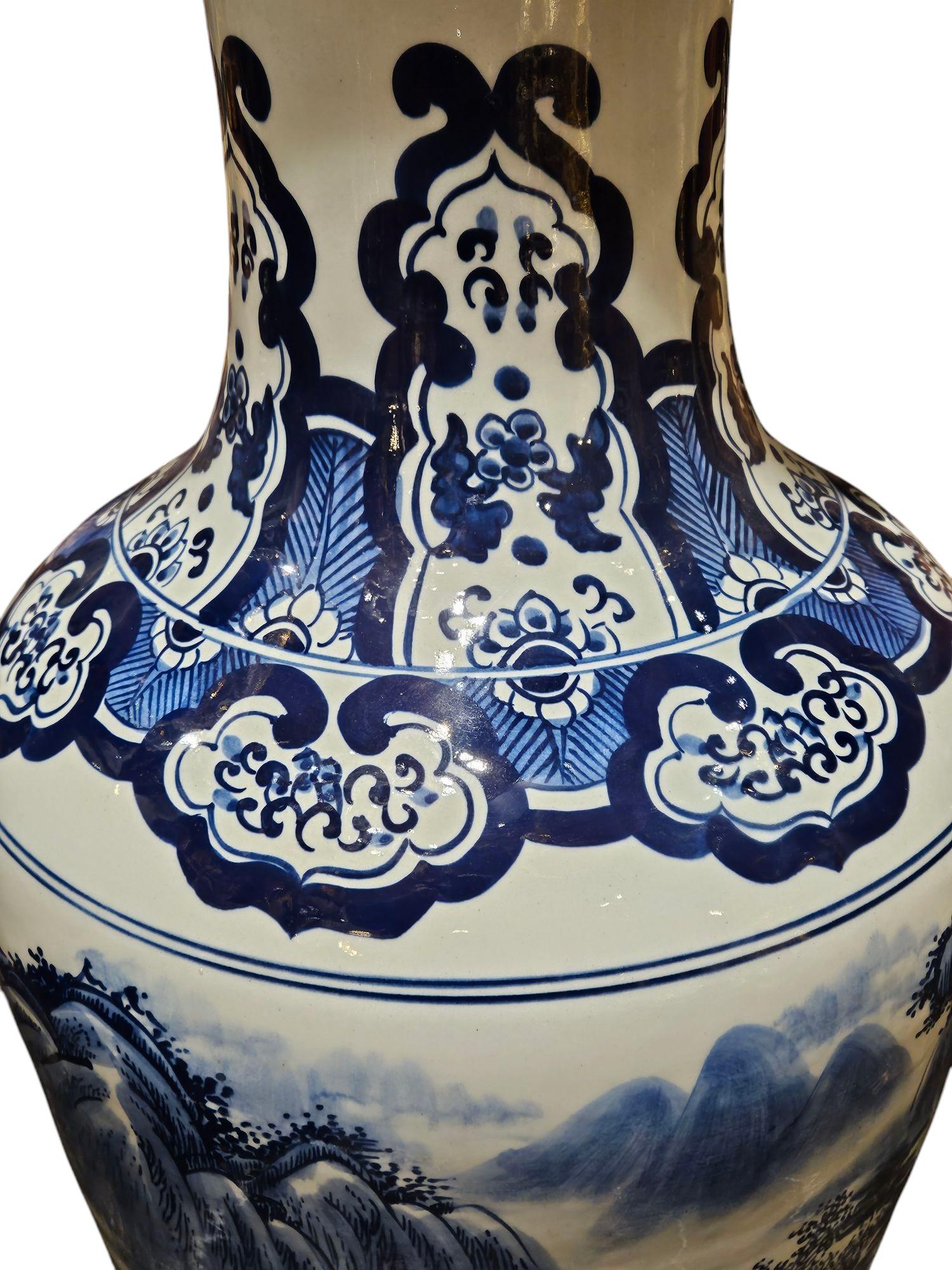 Eine sehr dekorative blau-weiße chinesische Porzellanvase
Diese Vase steht auf eine beeindruckende 4ft in der Höhe
Blau und Weiß passen zu den meisten Farbdekoren

