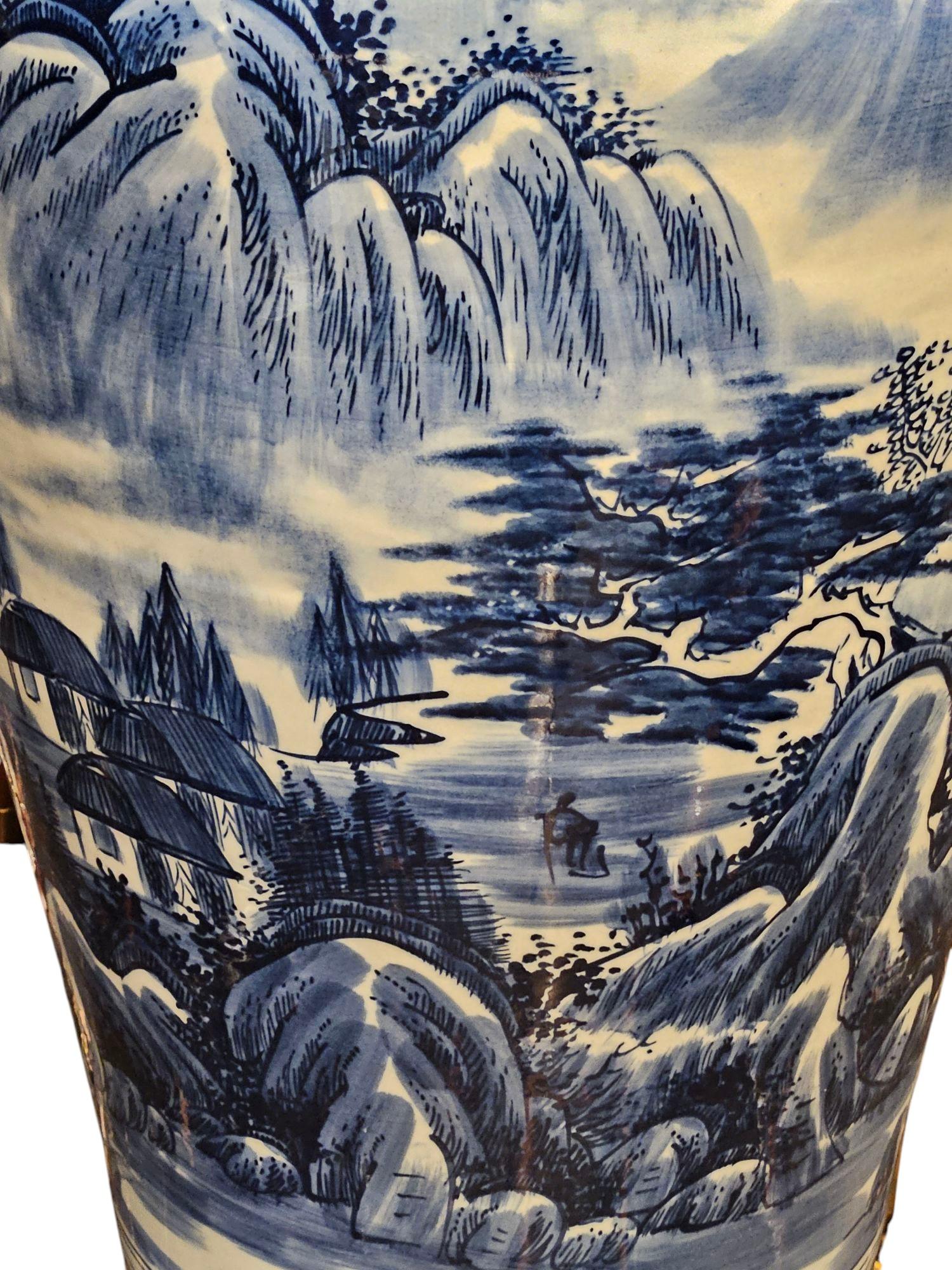4 Fuß hohe blau-weiße chinesische Vase (Chinese Chippendale) im Angebot