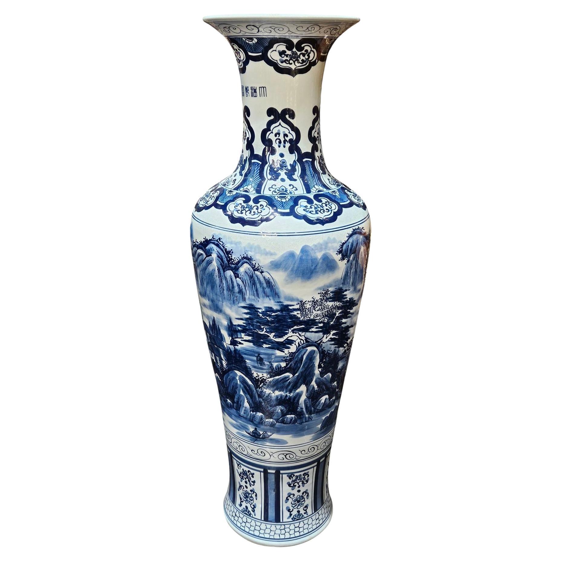 4 Fuß hohe blau-weiße chinesische Vase im Angebot