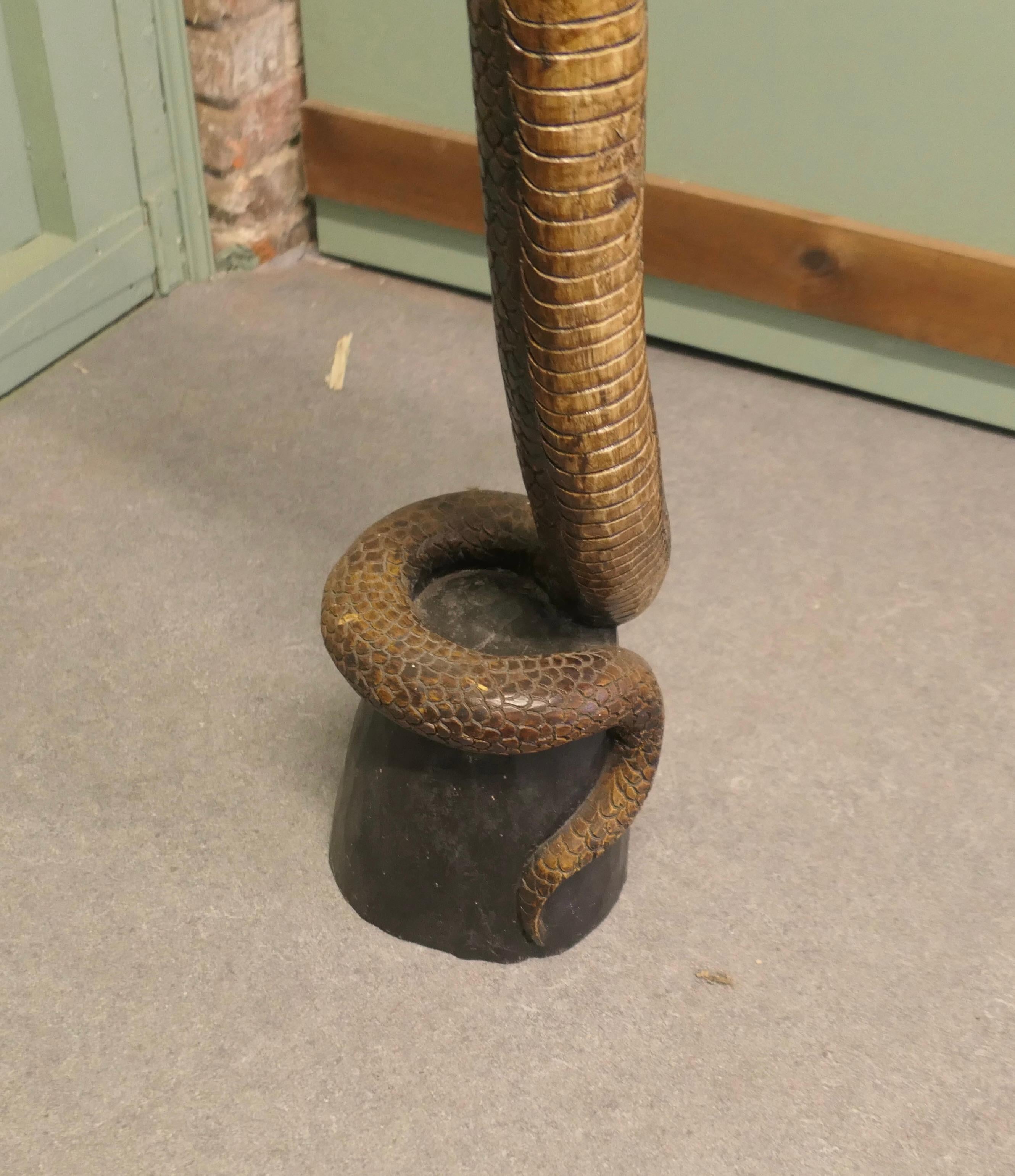 Arte popolare Cobra di legno intagliato a mano alto 4 piedi in vendita