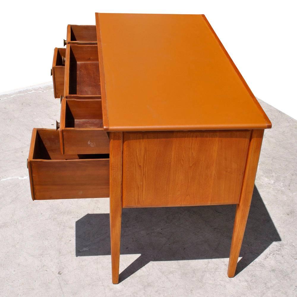 Schreibtisch aus der Mitte des Jahrhunderts von Widdicomb (Eichenholz) im Angebot
