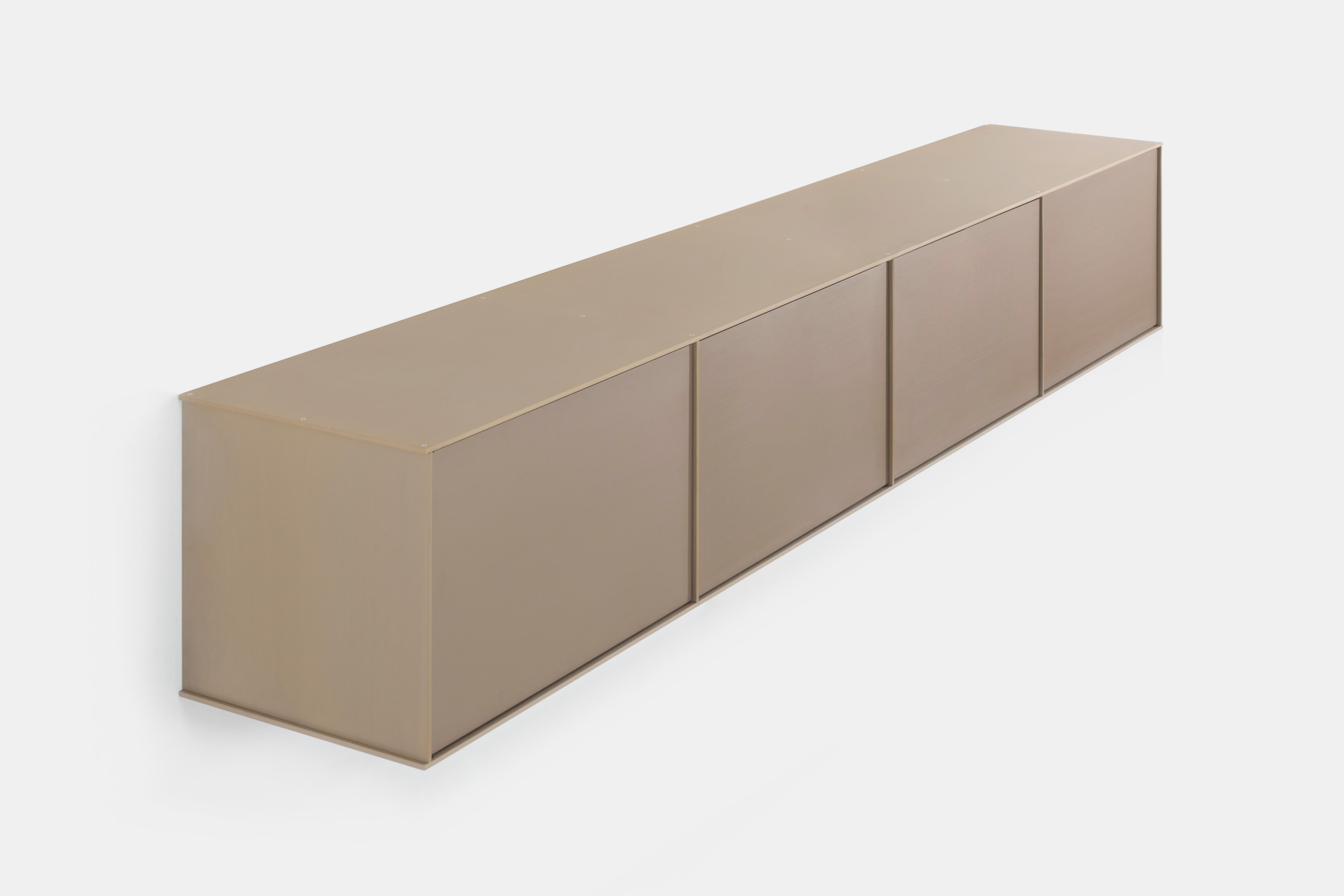 Estantería de pared con puertas 4G de chapa de aluminio anodizado by Jonathan Nesci en venta 3