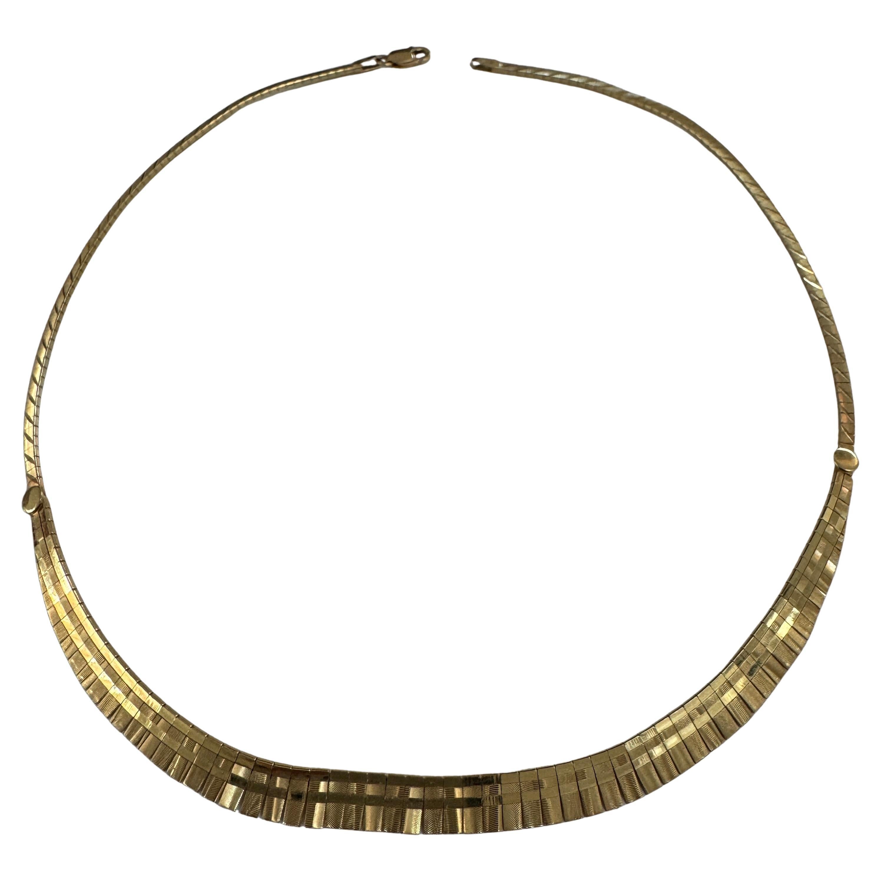 !4K Gold Cleopatra Style Choker Necklace .
Graduated links, about 16 inches long and over 1/4 width. About 14,67grams. Stamp 14KG Italy
