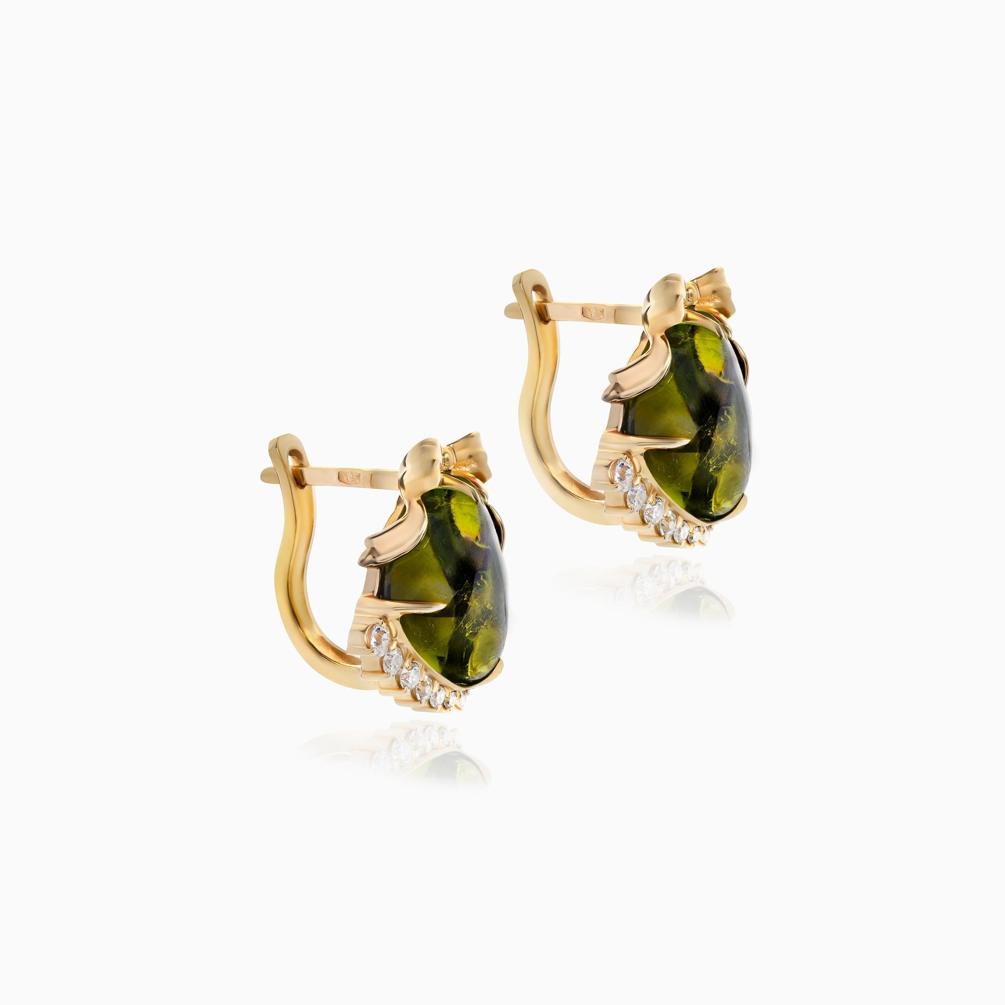 Taille cabochon Boucles d'oreilles en or jaune 4k avec tourmalines vertes - 8,35 ct et diamants - 0,22 ct en vente