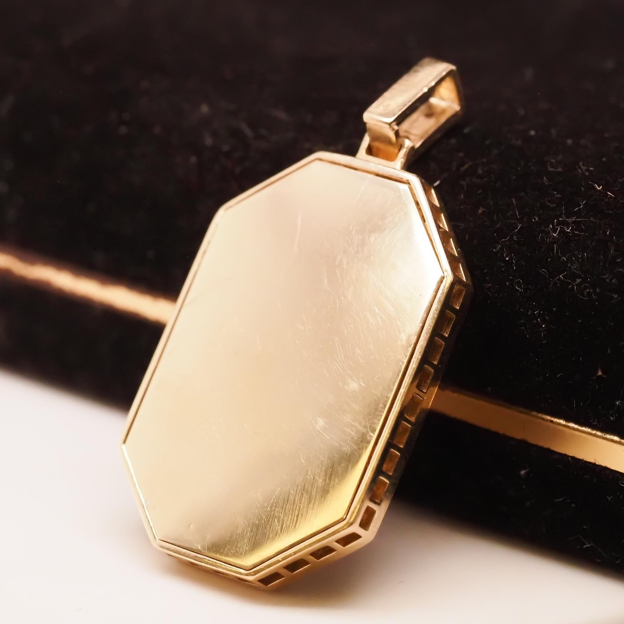 Women's 4K Yellow Gold Scorpion Diamond Pendant For Sale