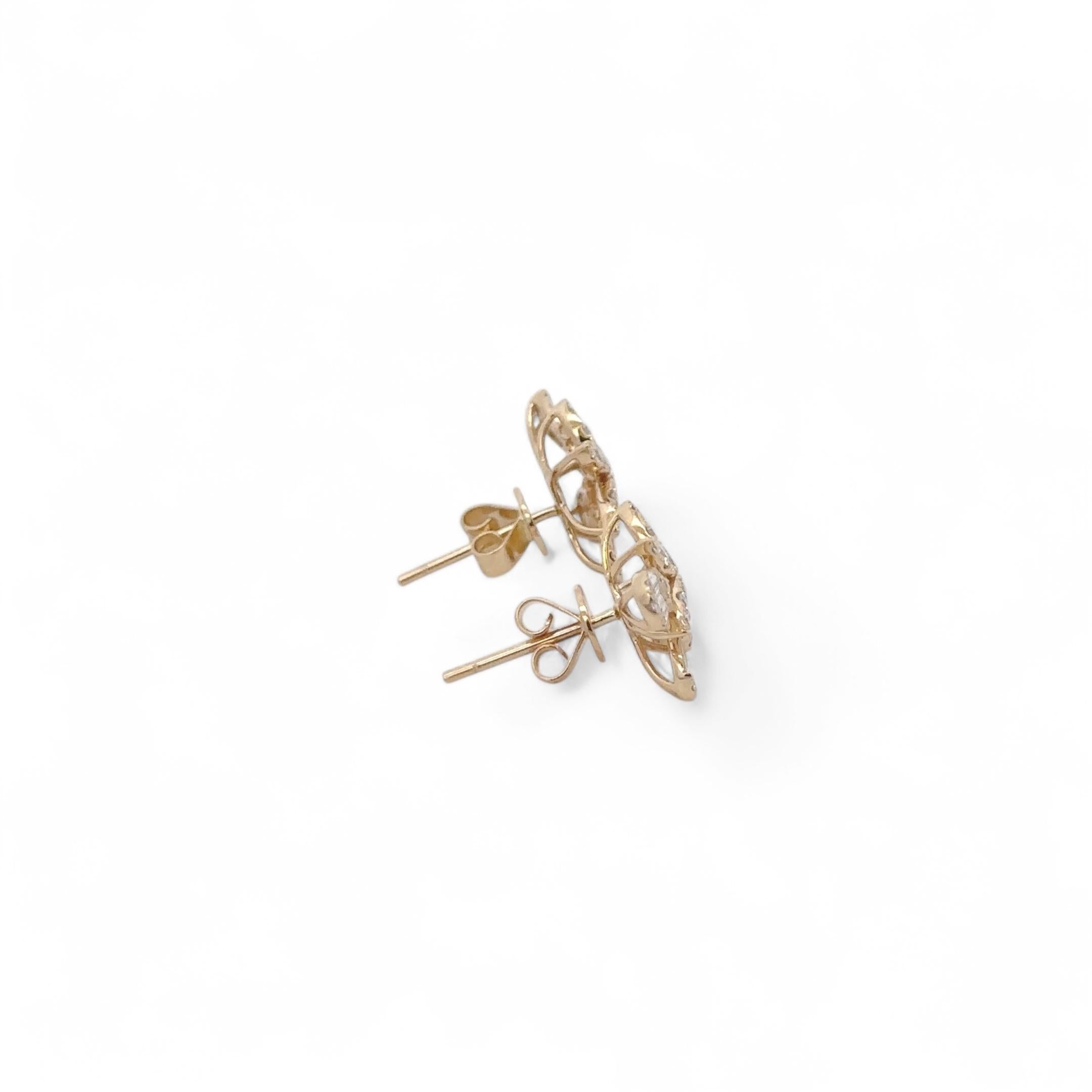 Questi splendidi orecchini con diamanti in oro giallo 14K sono un vero e proprio pezzo forte. Presentano un design accattivante con un motivo floreale centrale, squisitamente realizzato per evidenziare la brillantezza e lo scintillio dei diamanti.