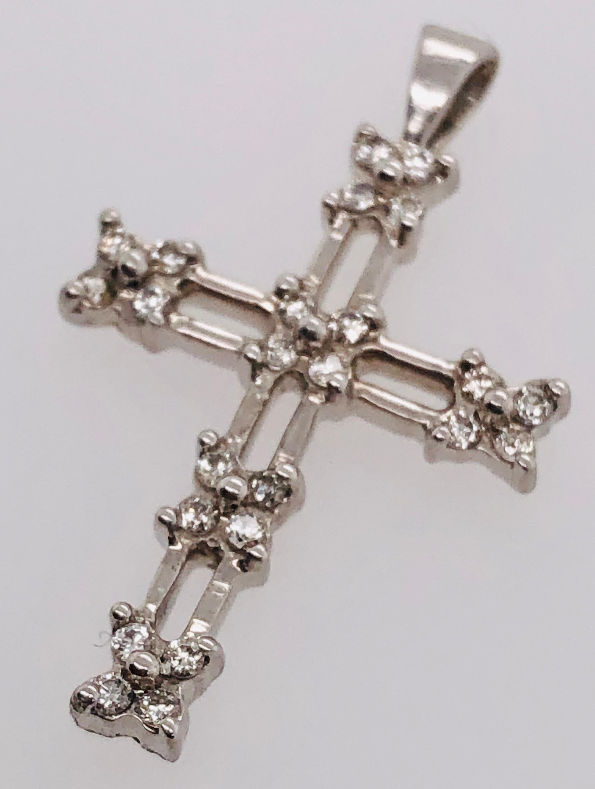 !4Kt White Gold Cross Pendant with Diamond 0.25 Total Diamond Weight
1.96 grams total weight