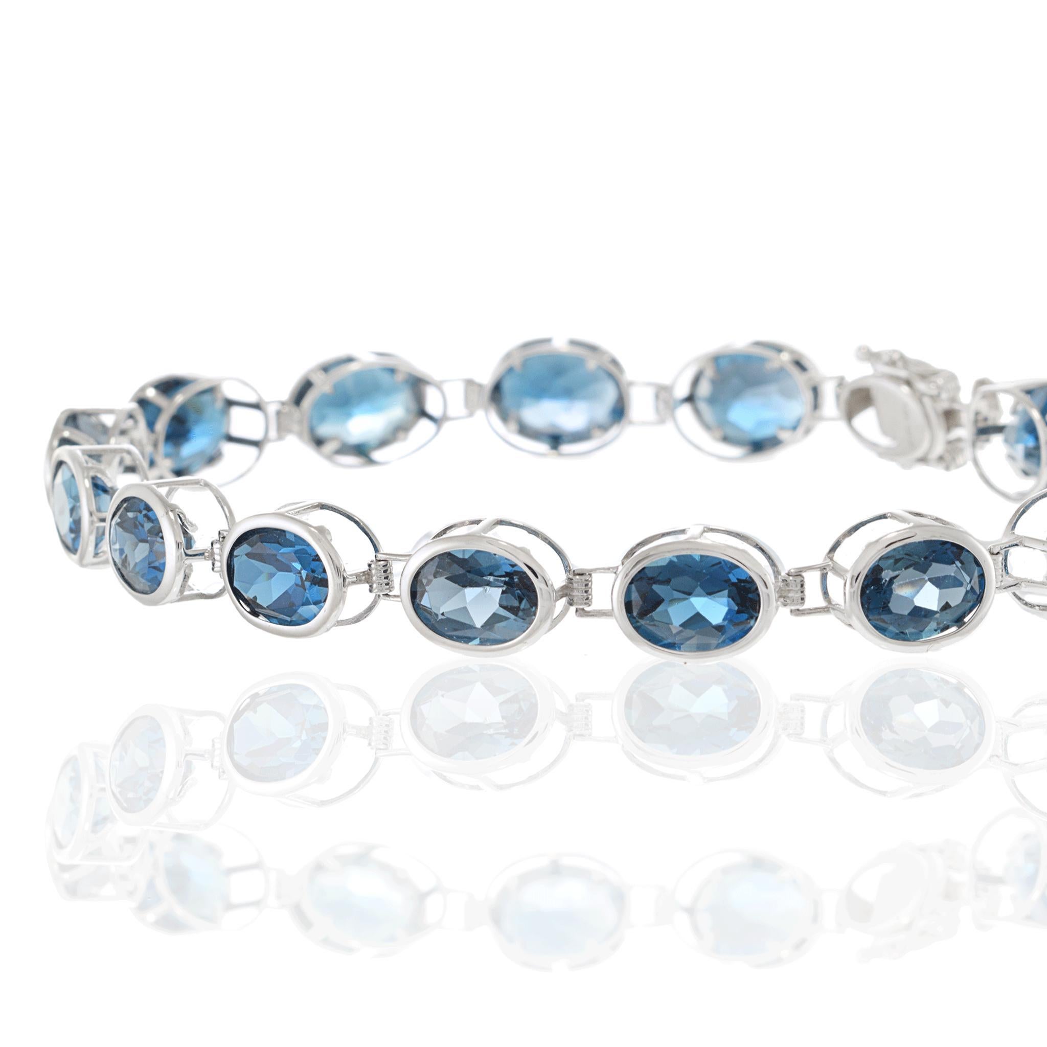 Taille ovale Bracelet en or blanc 4KT avec topaze bleue de Londres ovale en vente