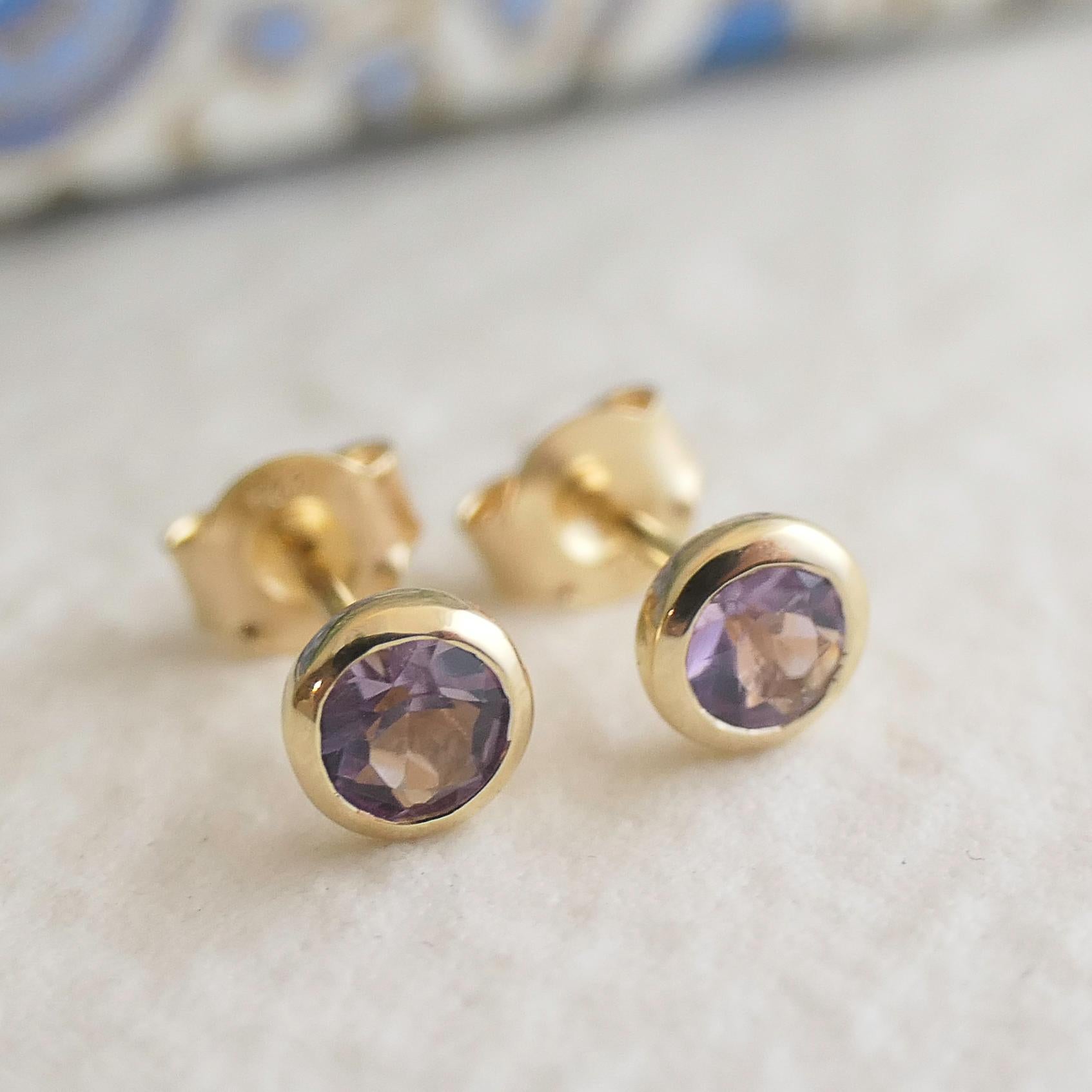 L'ametista rotonda sfaccettata da 4 mm è incastonata in argento sterling placcato oro. Il diametro degli orecchini è di circa 5 mm. 

