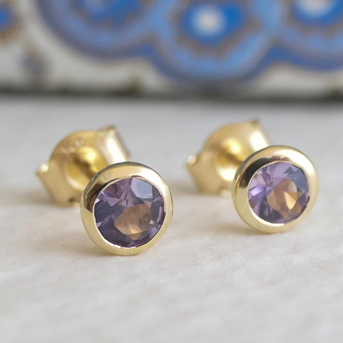 Orecchini a perno in argento placcato oro con ametista da 4 mm In condizioni Nuovo in vendita a Oslo, 03