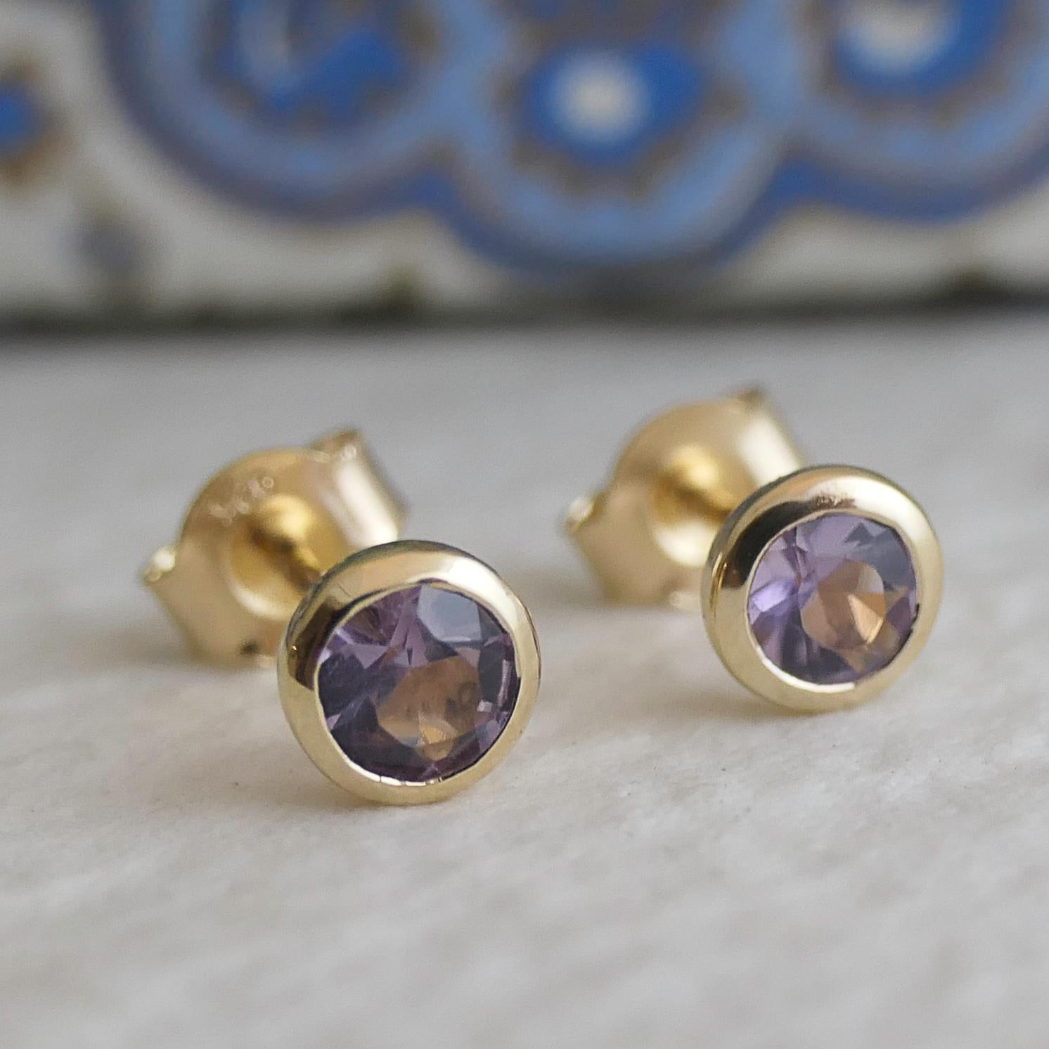 Donna Orecchini a perno in argento placcato oro con ametista da 4 mm in vendita