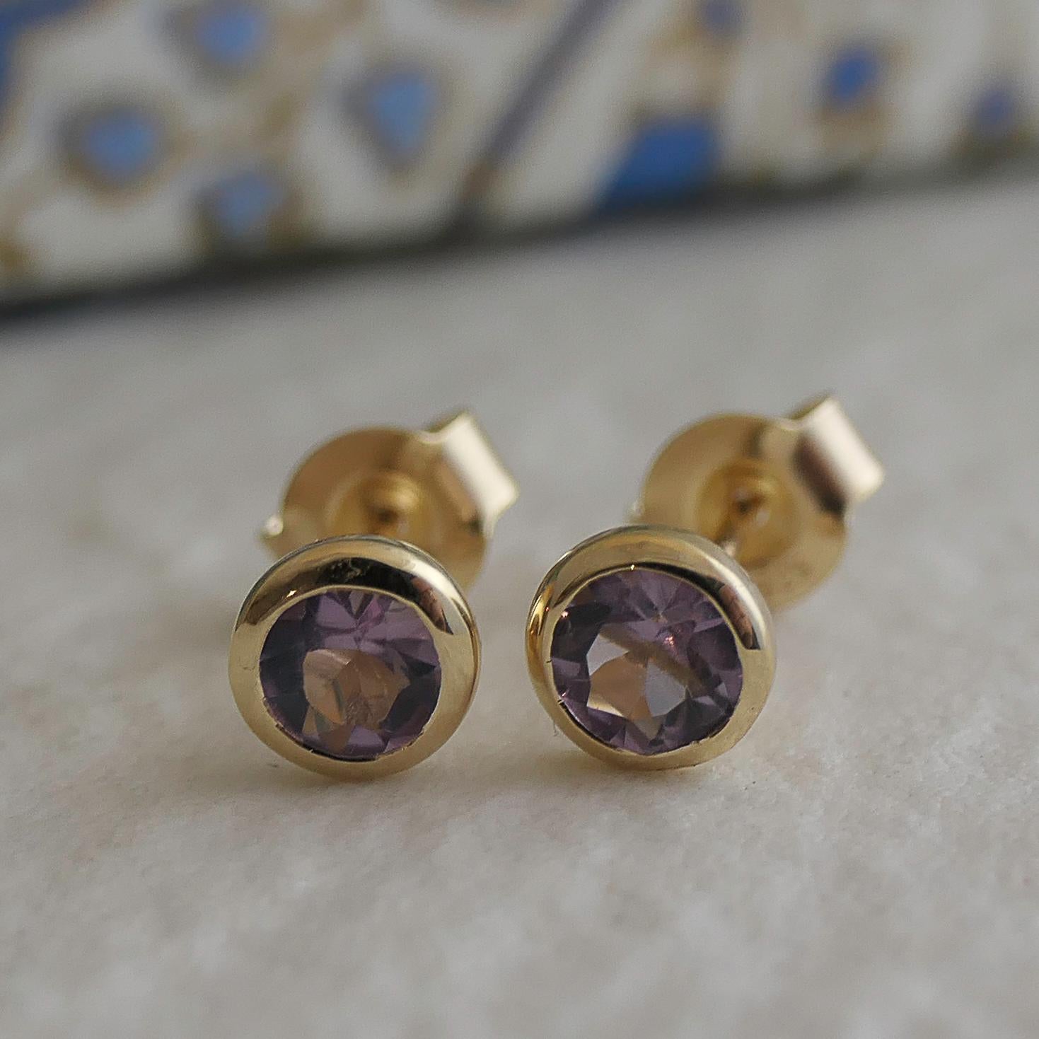 Orecchini a perno in argento placcato oro con ametista da 4 mm in vendita 1
