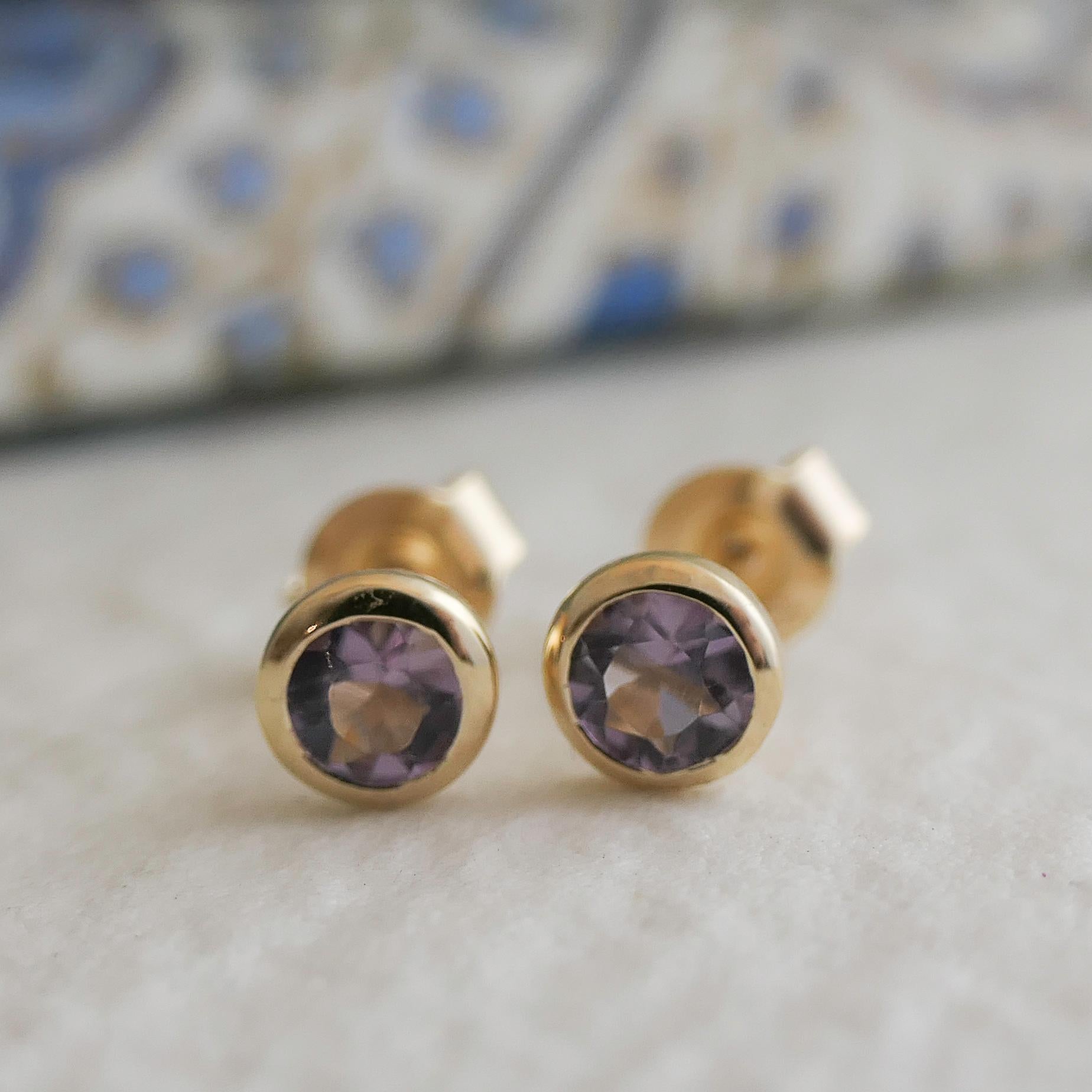 Orecchini a perno in argento placcato oro con ametista da 4 mm in vendita 2