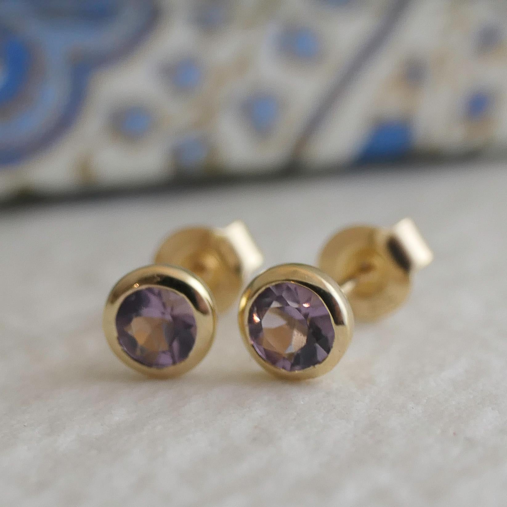 Orecchini a perno in argento placcato oro con ametista da 4 mm in vendita 3