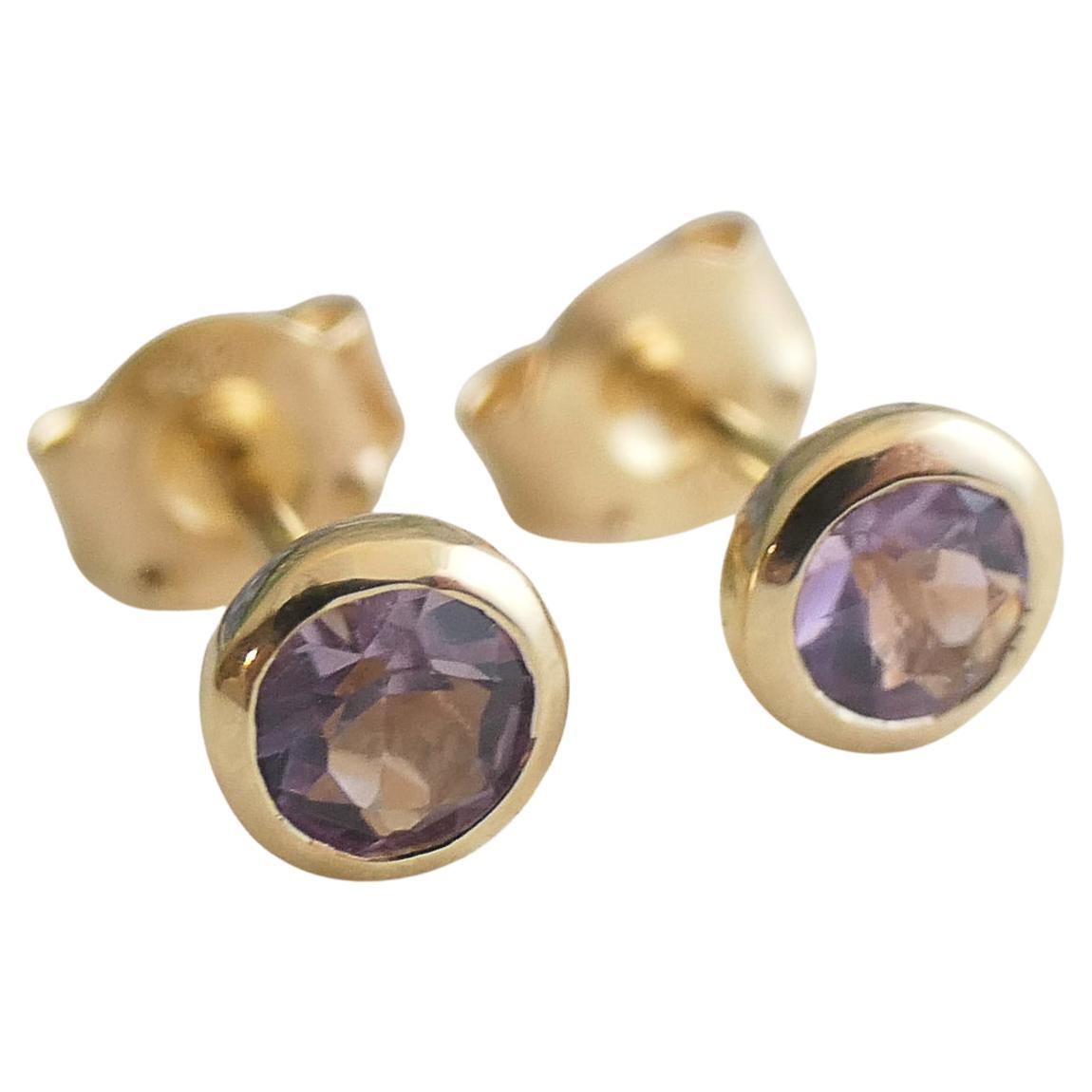 4 mm Amethyst vergoldete Sterlingsilber-Ohrstecker
