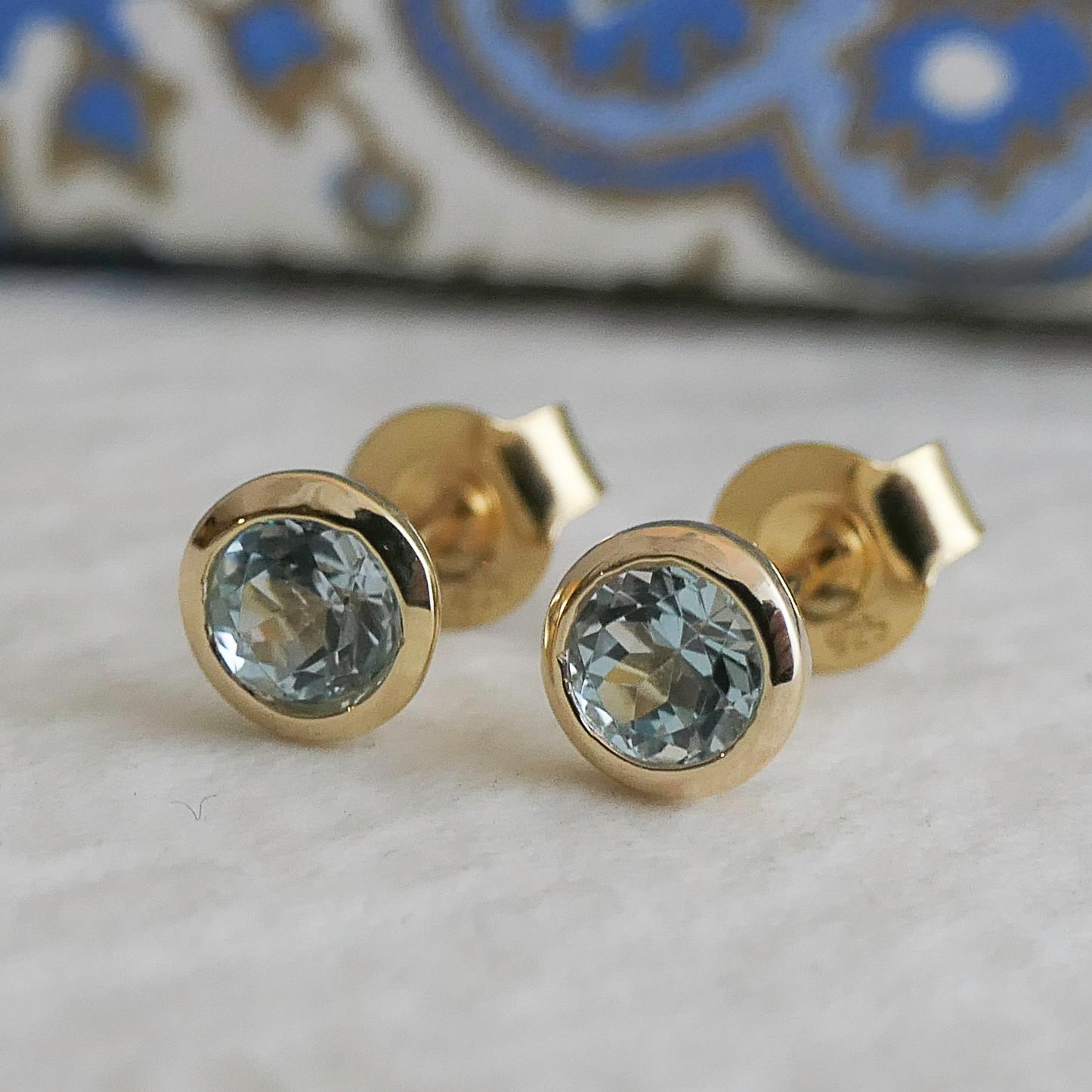 4mm Blue Topaz Gold Plated Sterling Silver Stud Earrings In New Condition For Sale In Oslo, 03