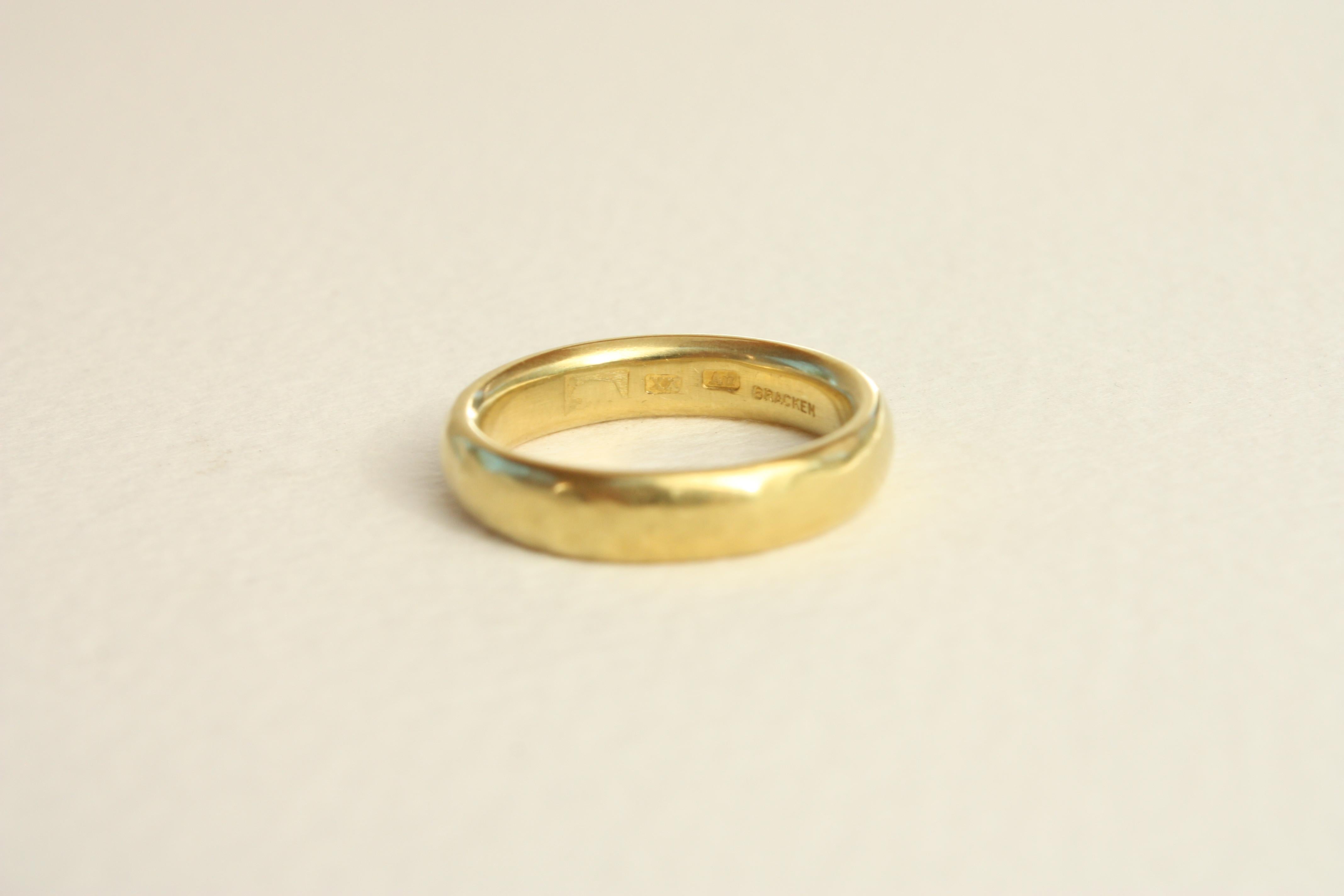 En vente :  Alliance classique de 4 mm - Fabriquée à la main aux États-Unis, or californien 20K, mat 6
