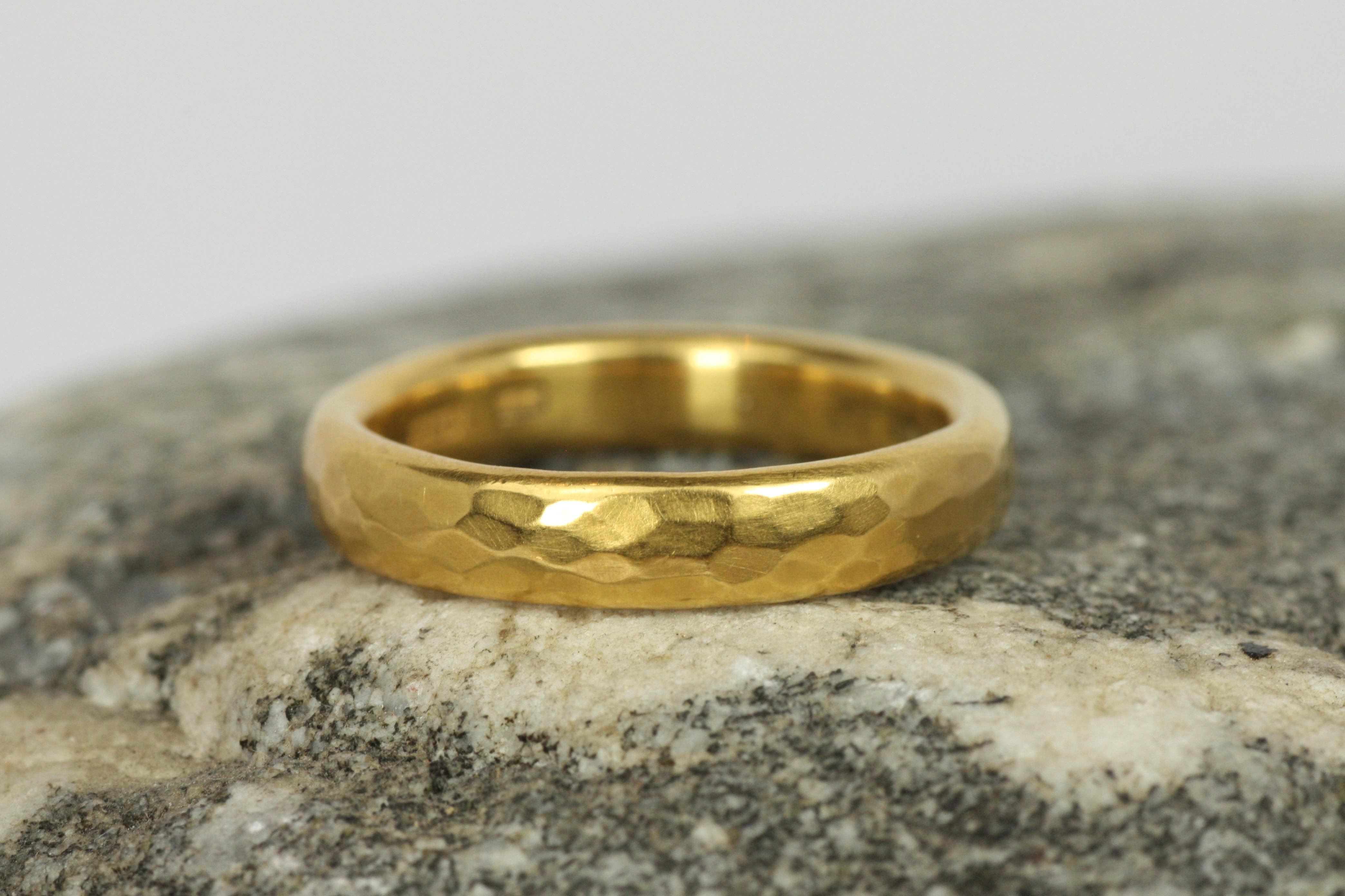 Artisan Anneau de mariage en or jaune 22K, 4mm, martelé, finition mate en vente