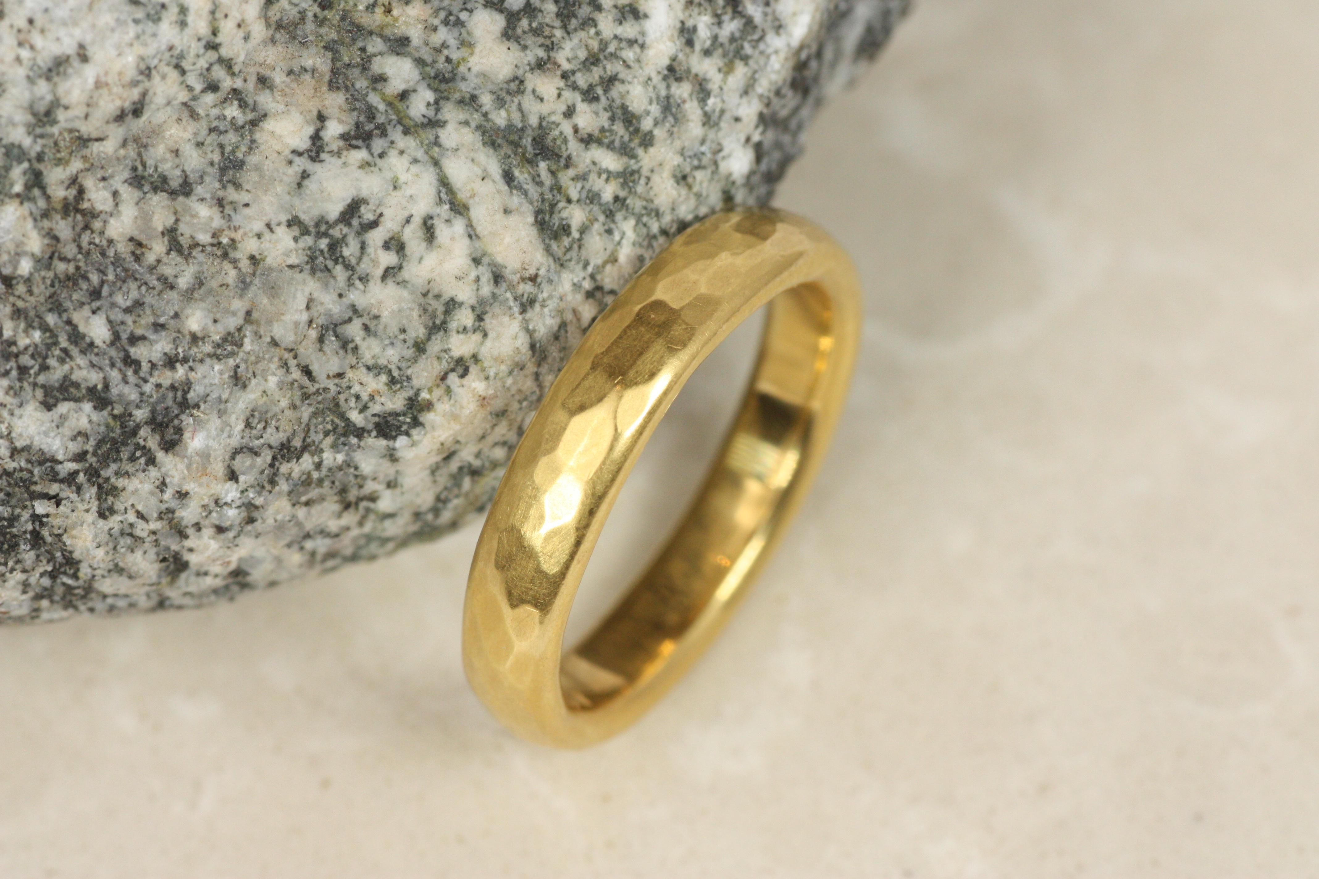Anneau de mariage en or jaune 22K, 4mm, martelé, finition mate Neuf - En vente à Santa Monica, CA